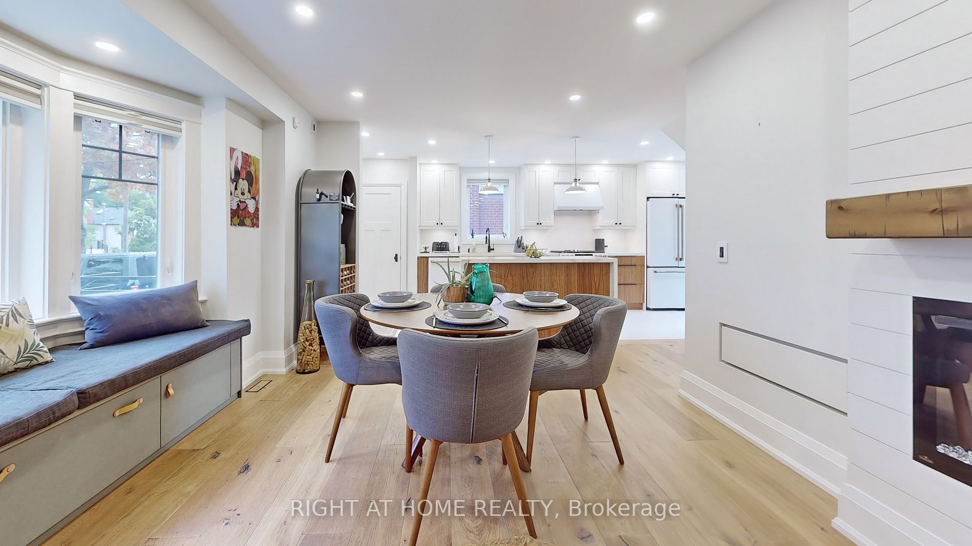 35 Lippincott St W