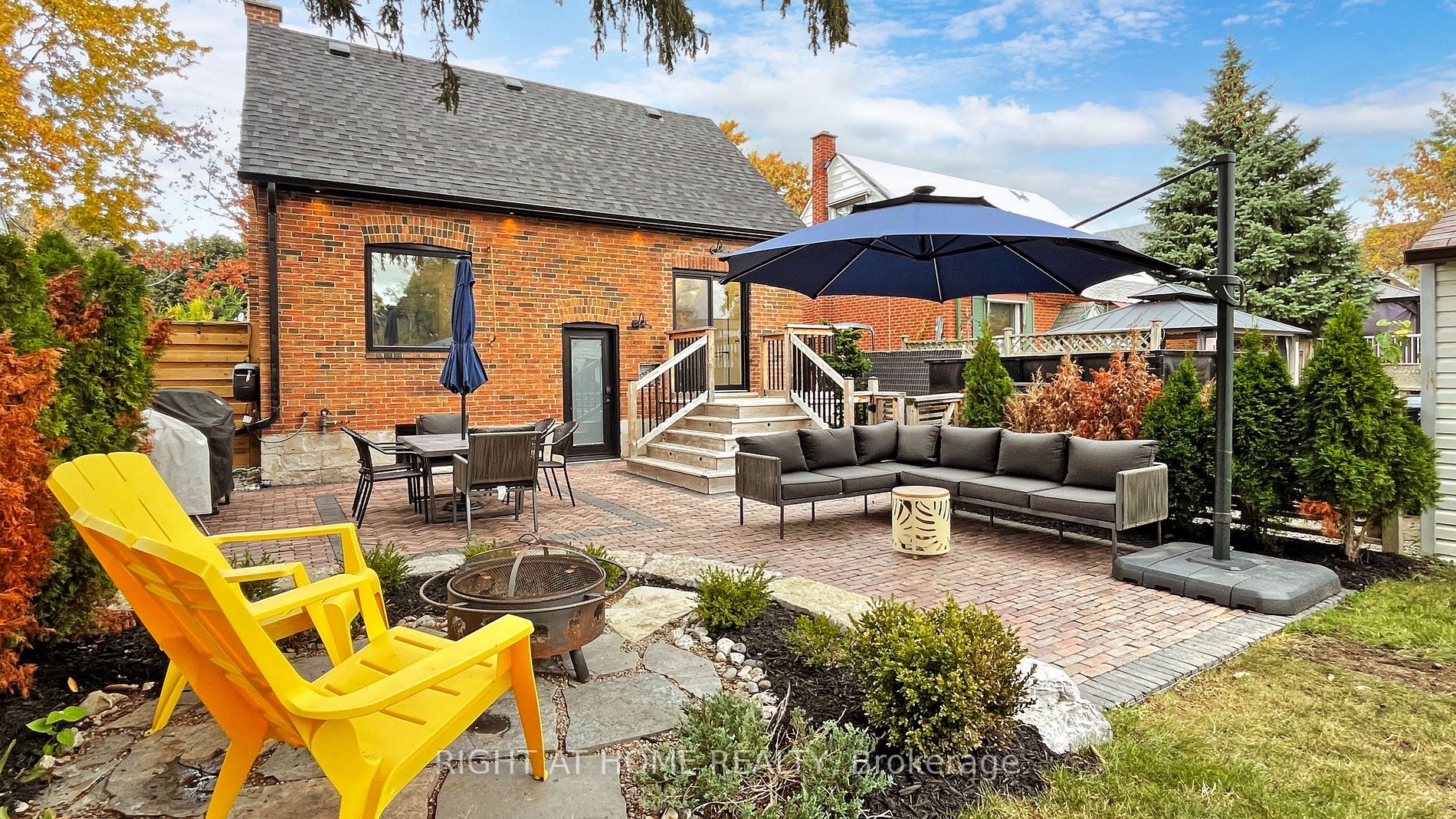 35 Lippincott St W