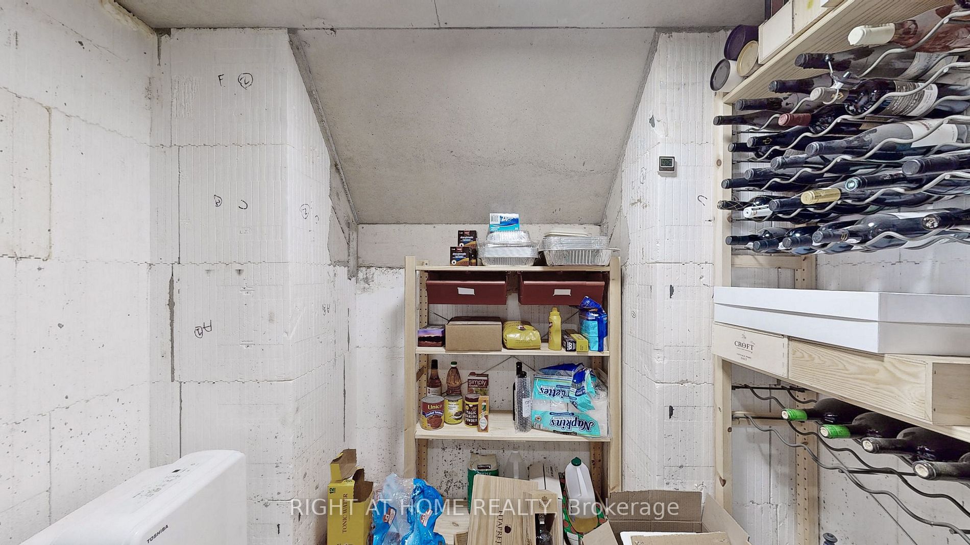 35 Lippincott St W