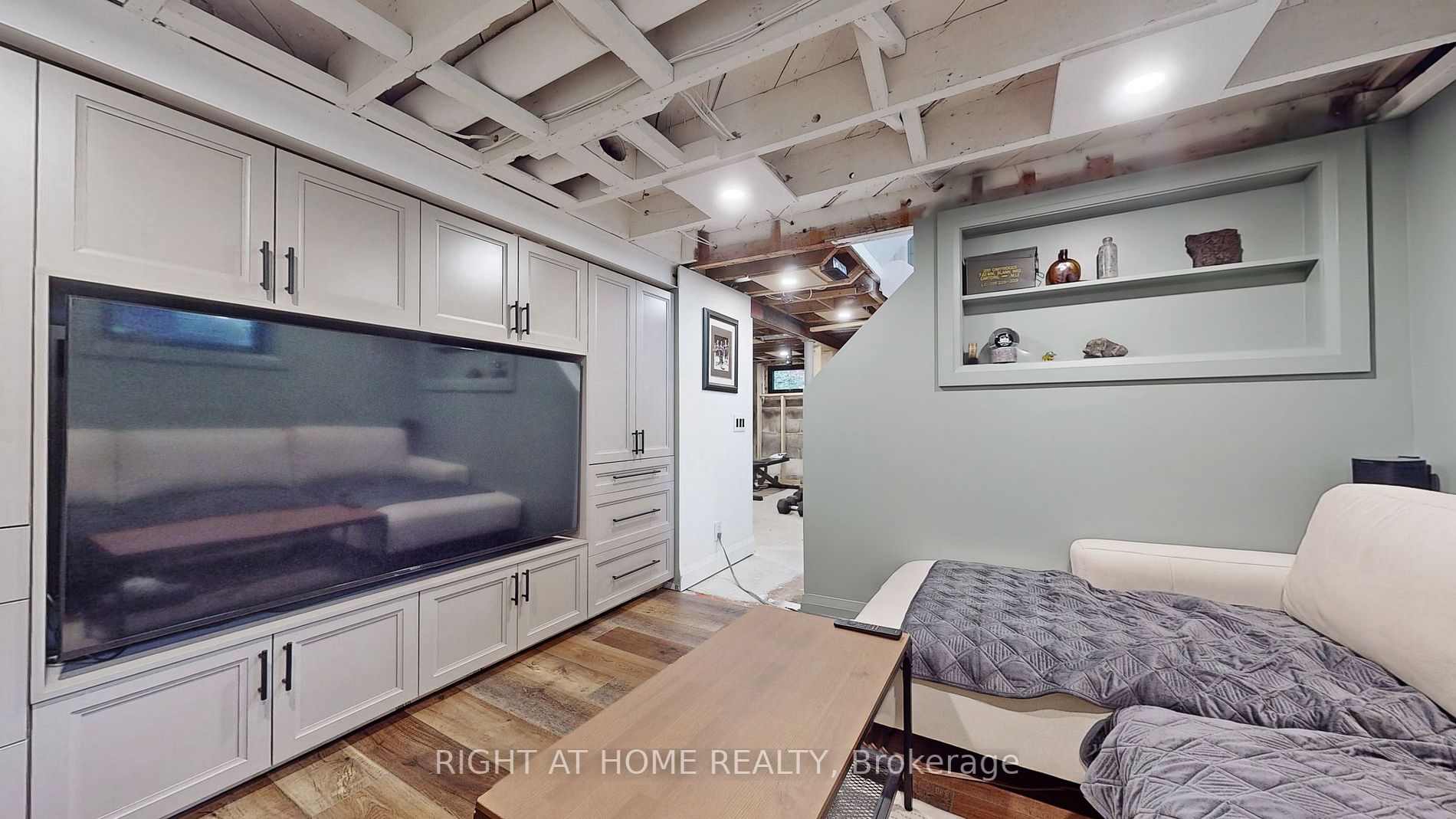 35 Lippincott St W