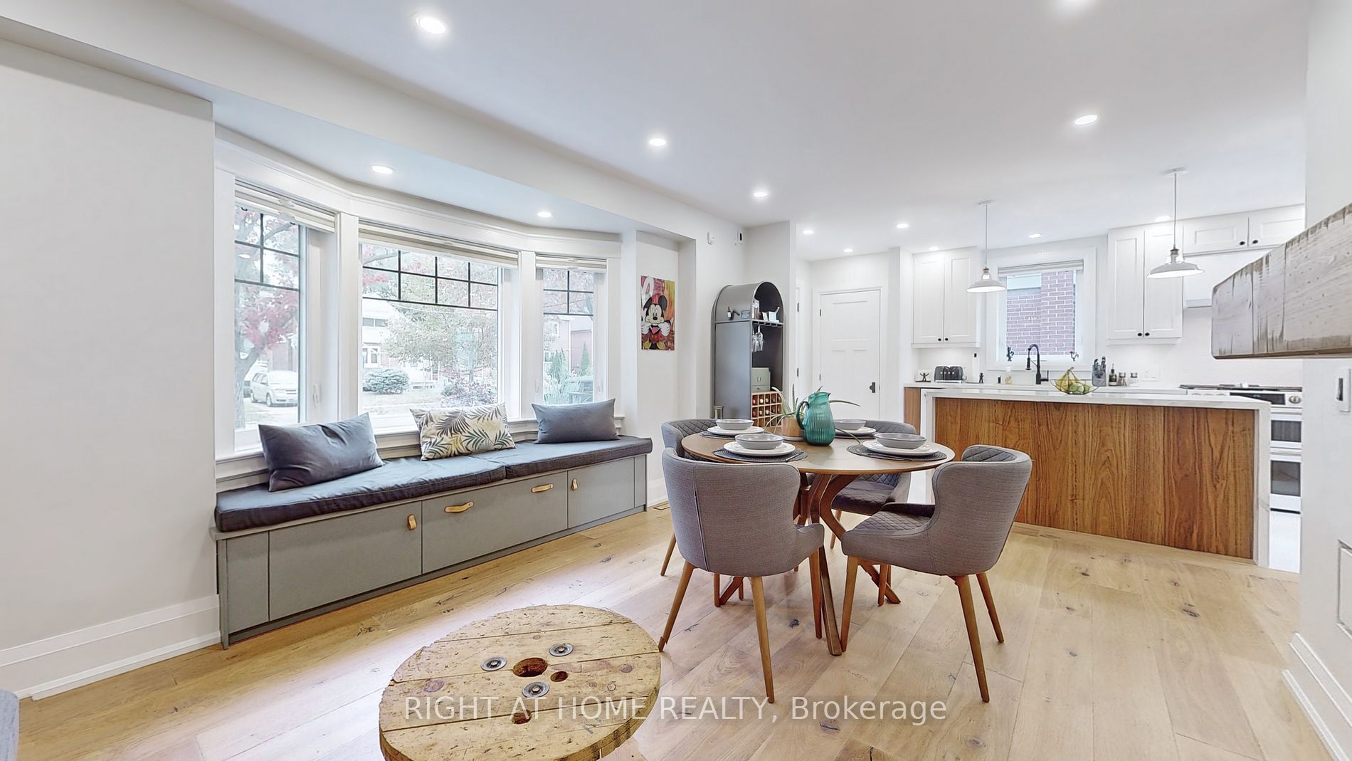 35 Lippincott St W