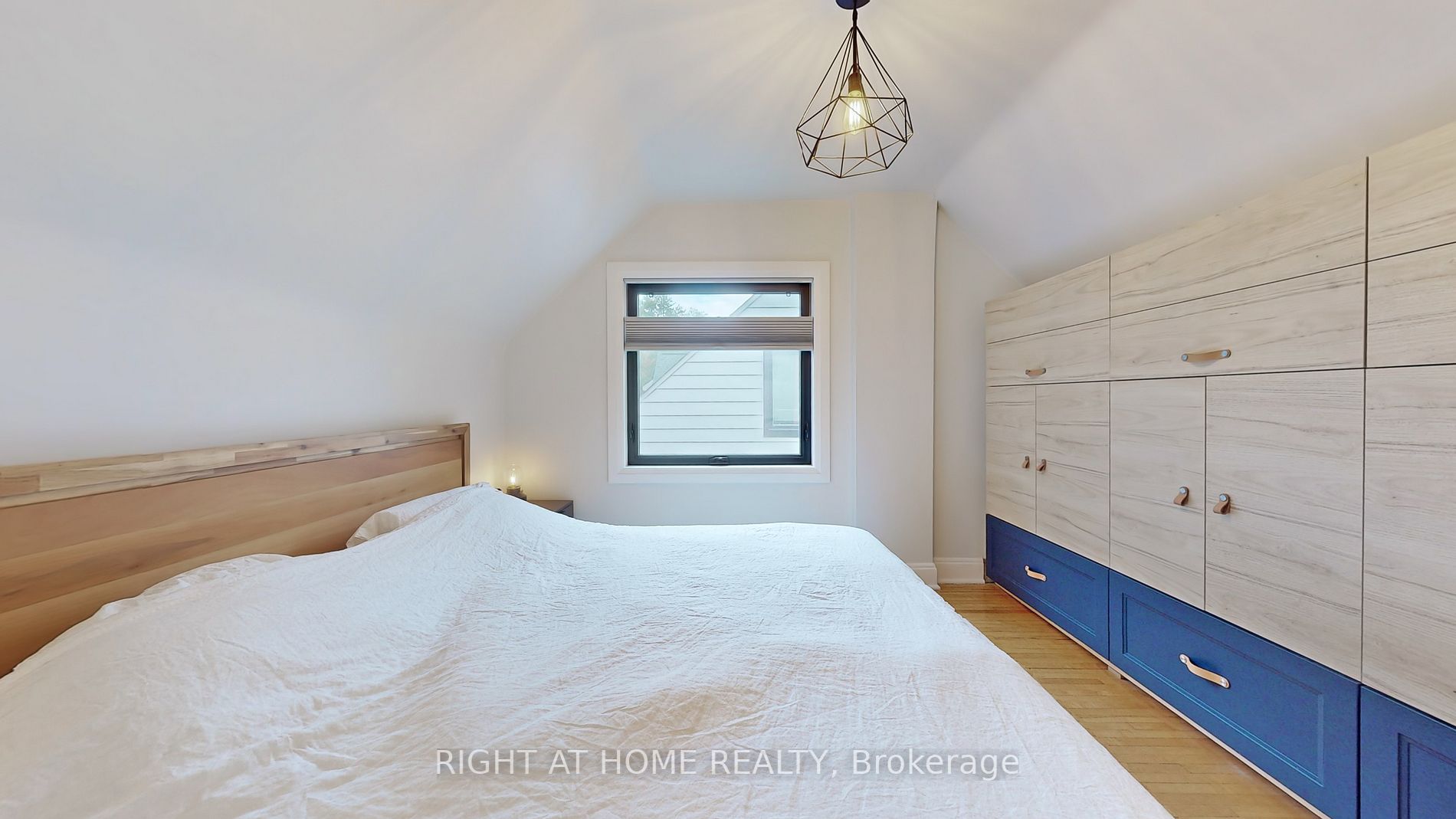 35 Lippincott St W