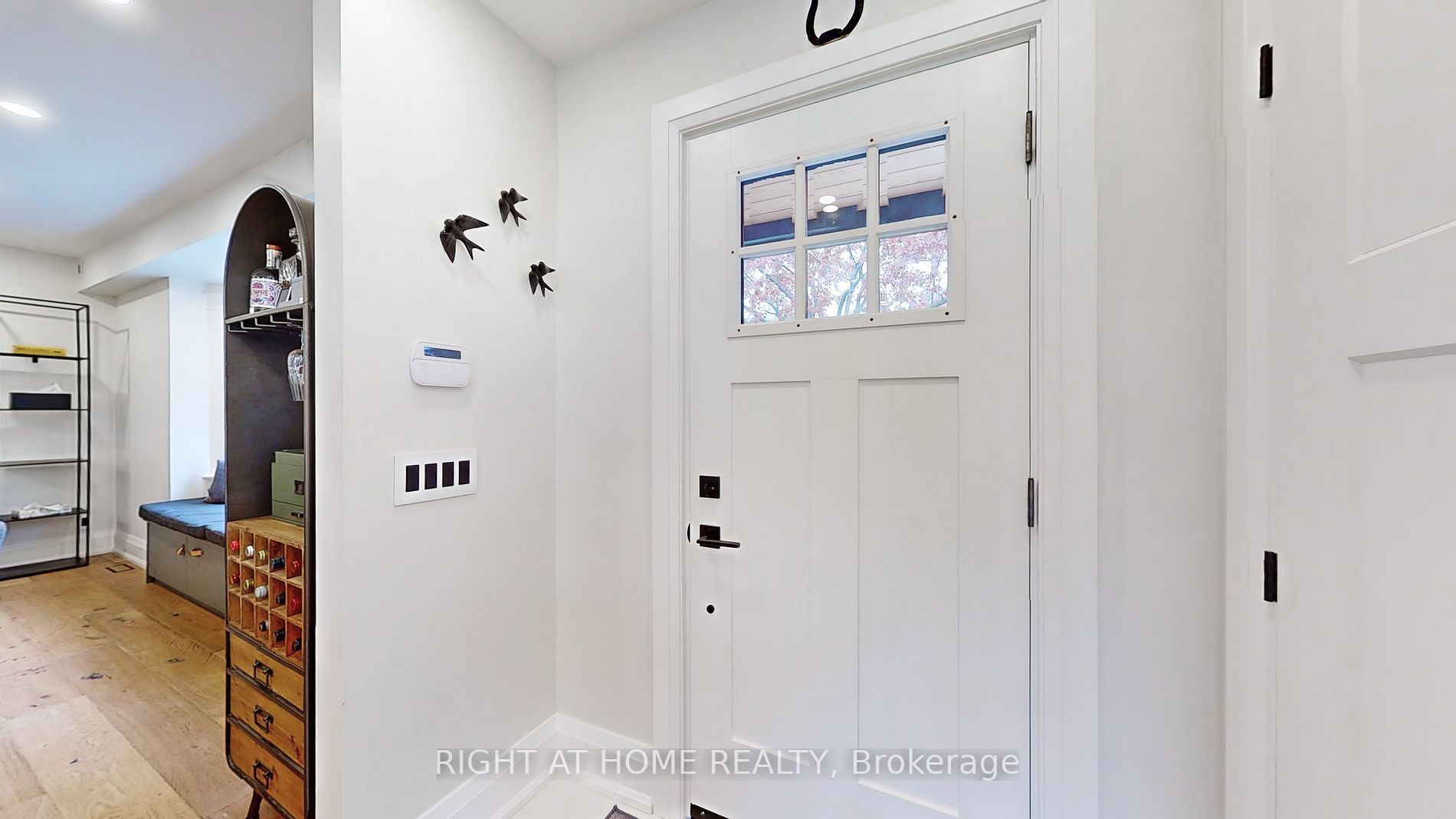 35 Lippincott St W