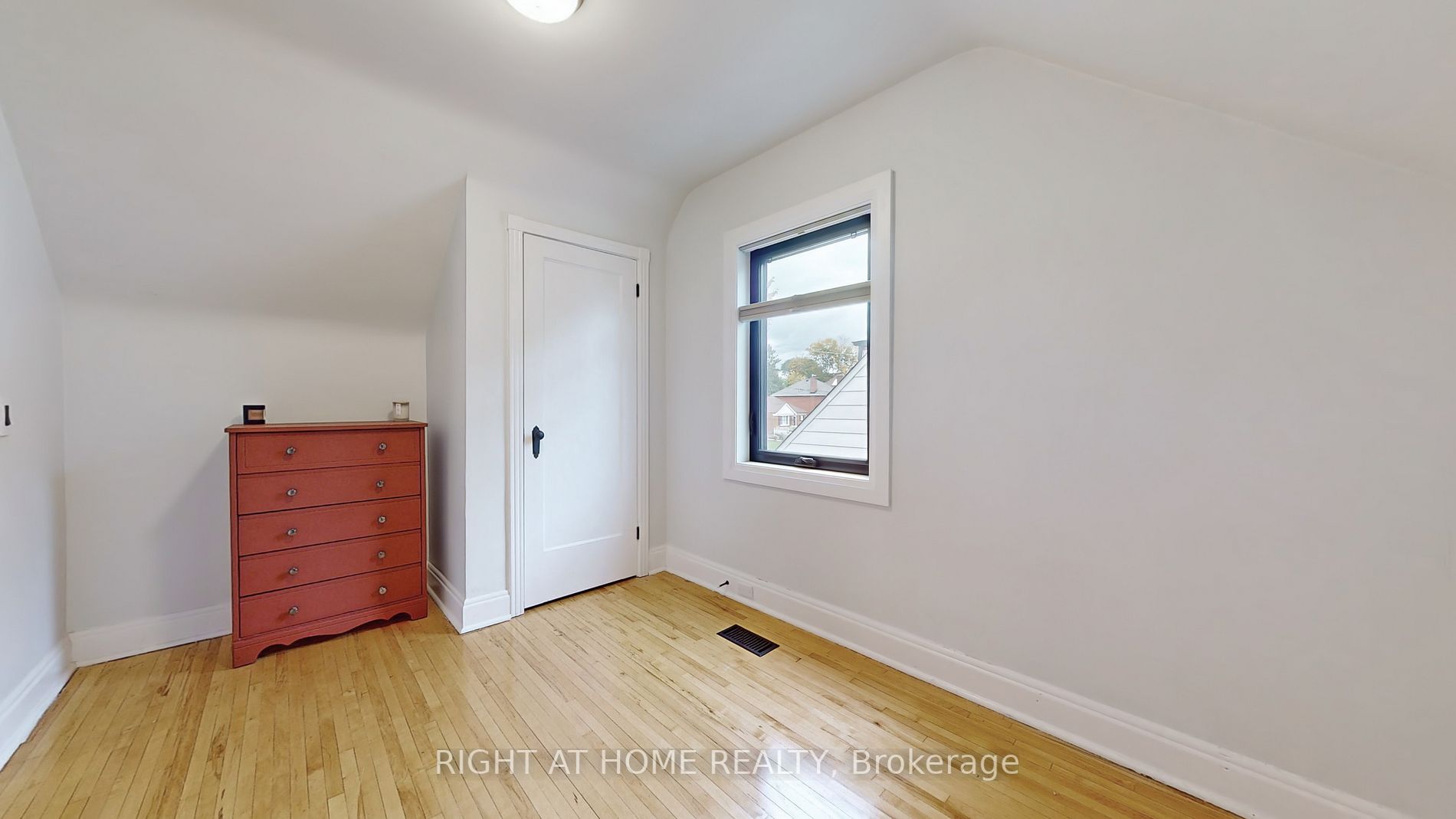 35 Lippincott St W