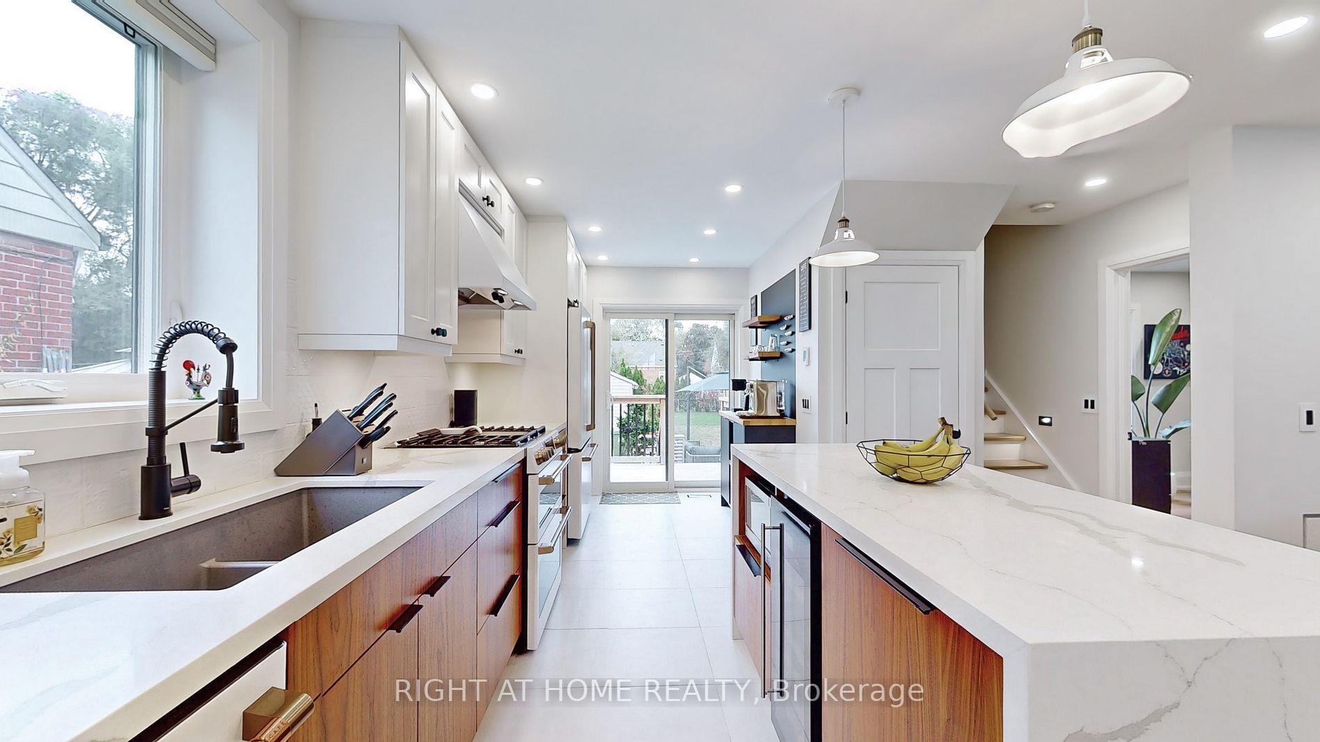 35 Lippincott St W