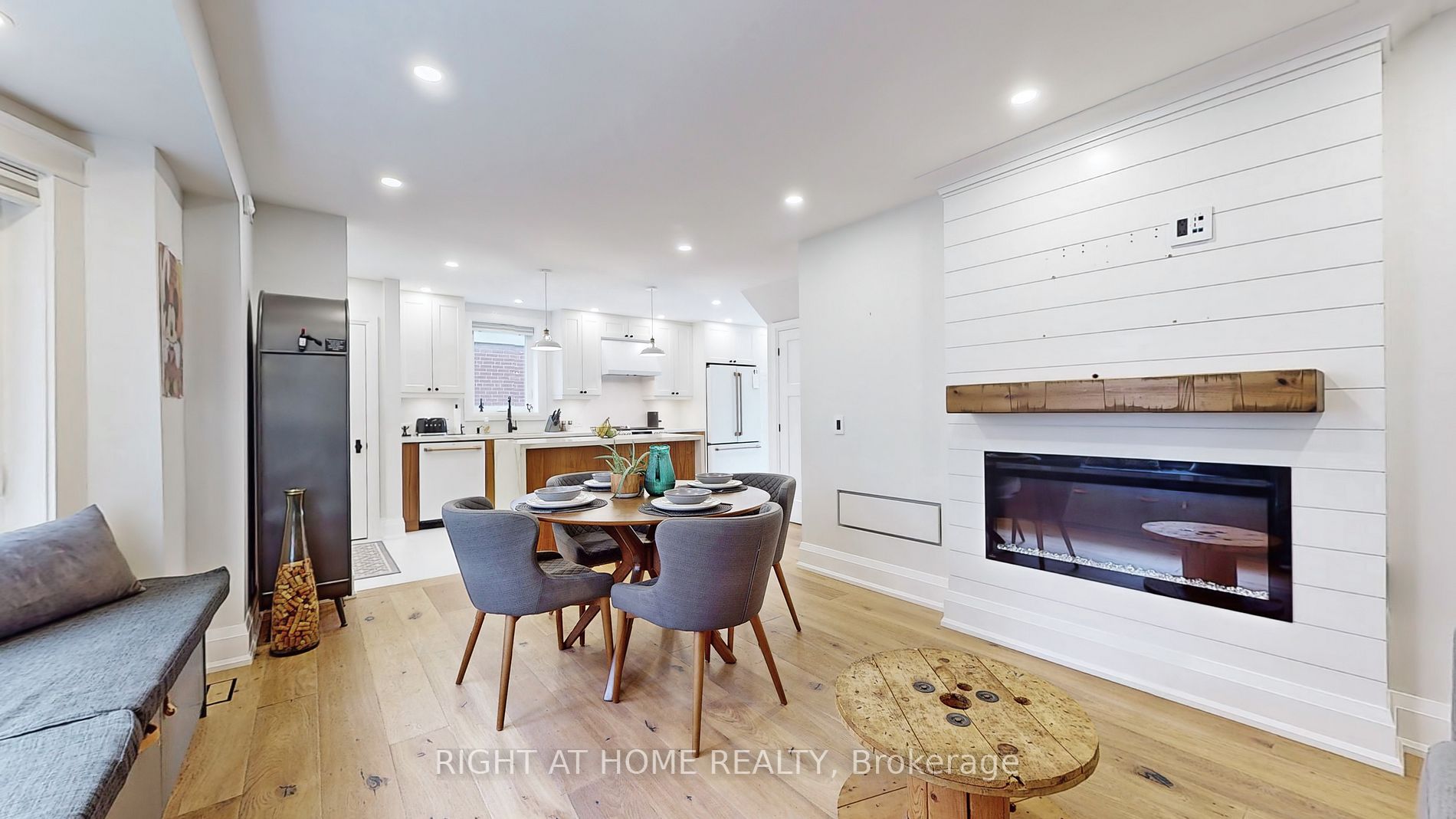35 Lippincott St W