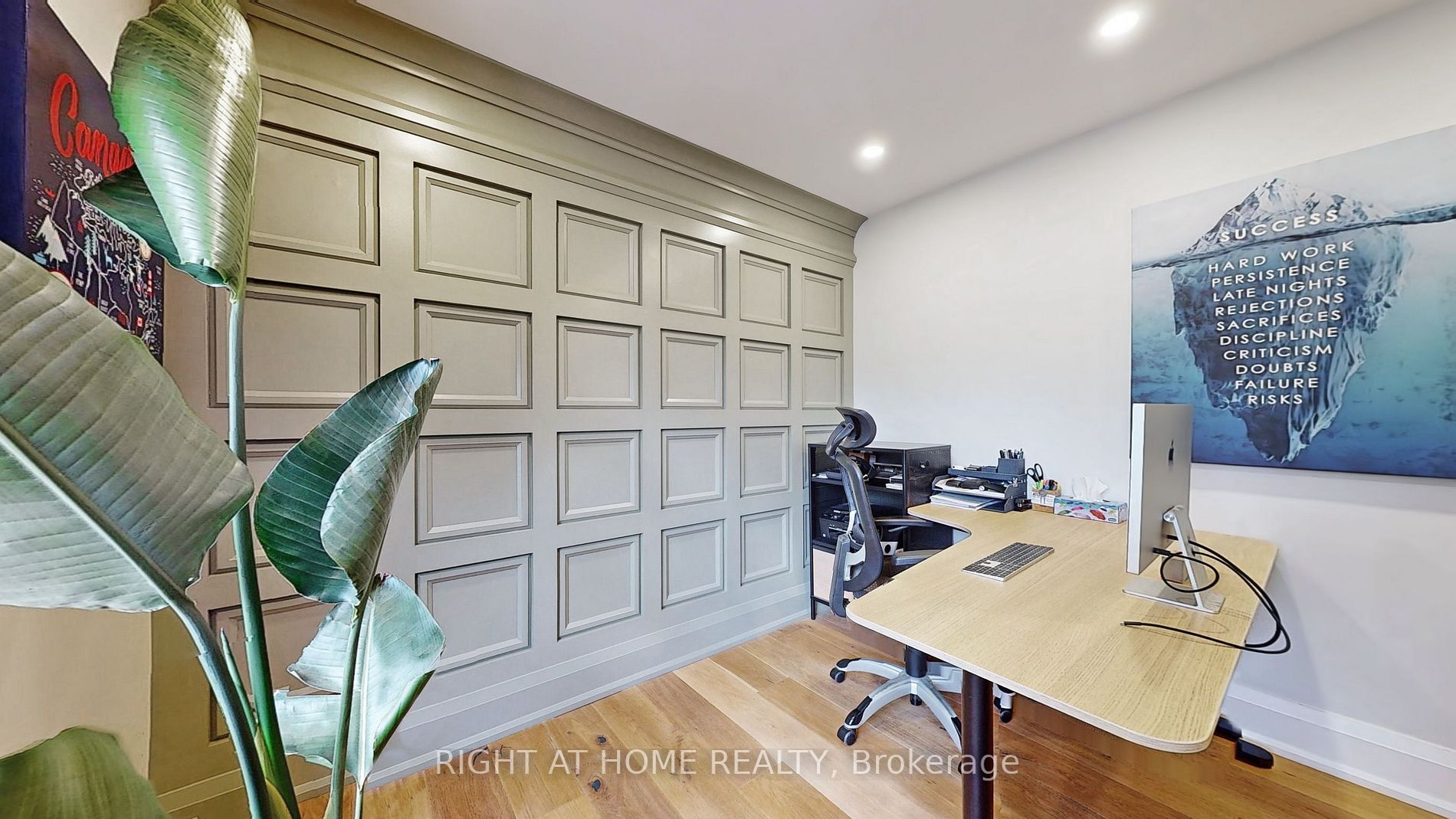 35 Lippincott St W