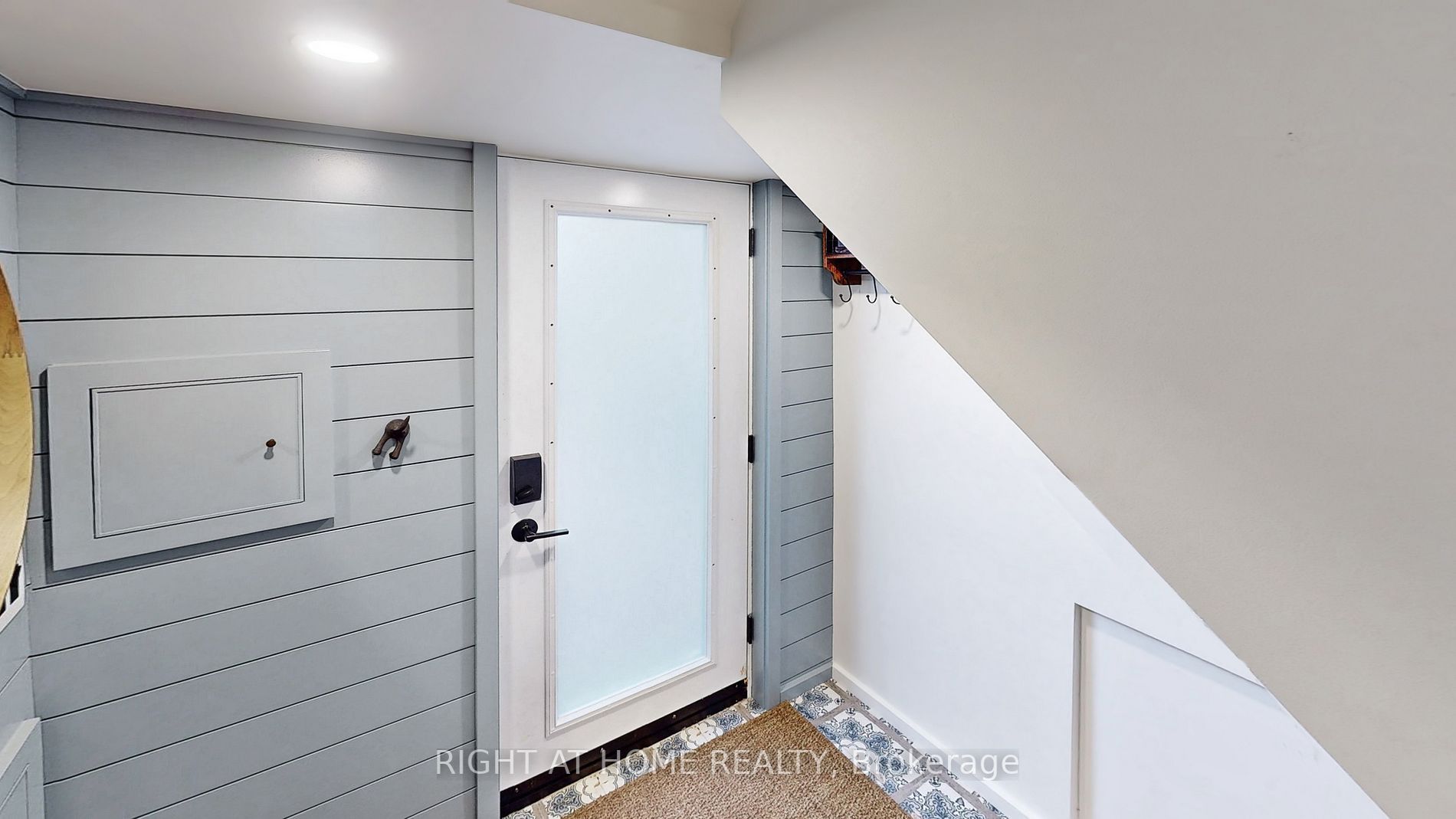 35 Lippincott St W