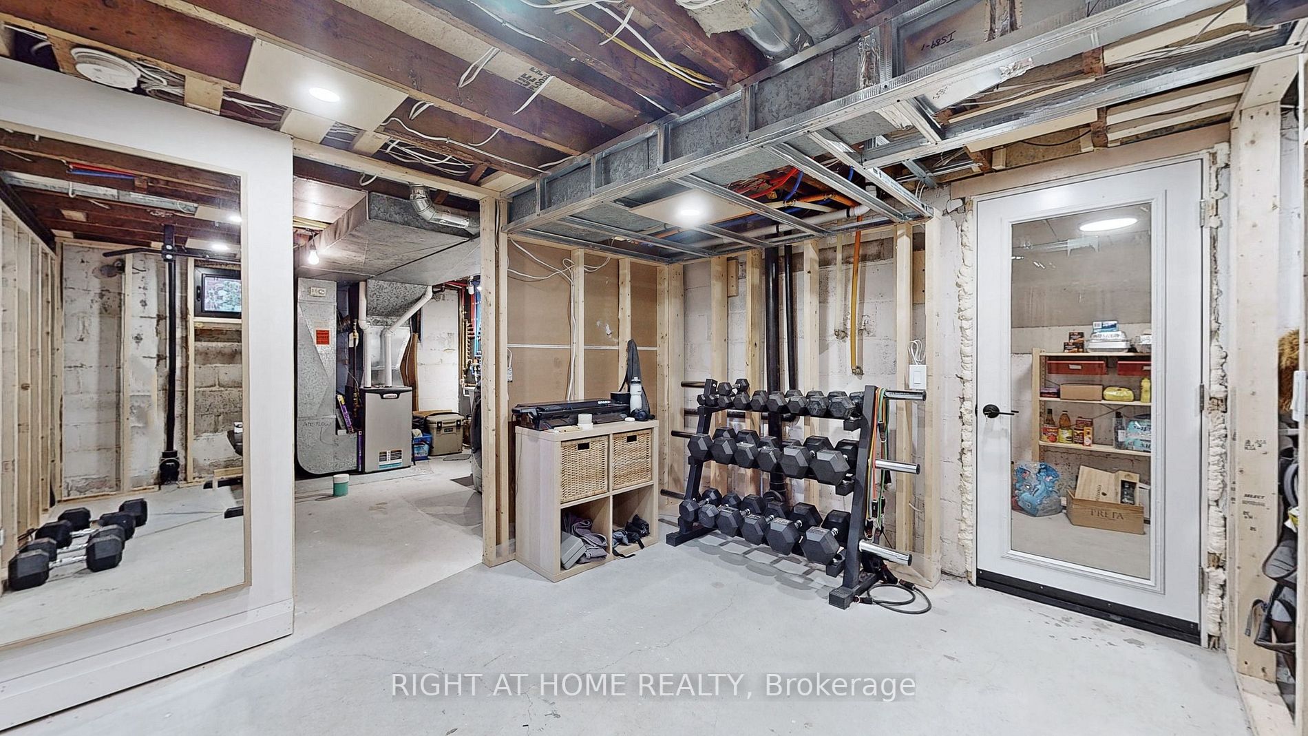 35 Lippincott St W