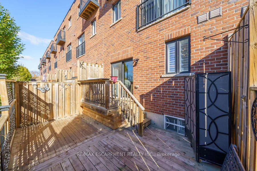 70 Plains Rd W, #25