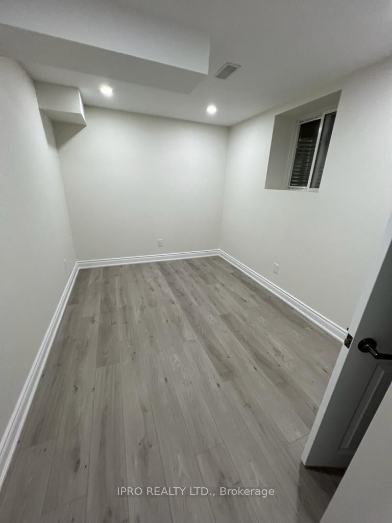 816 Sumac Cres