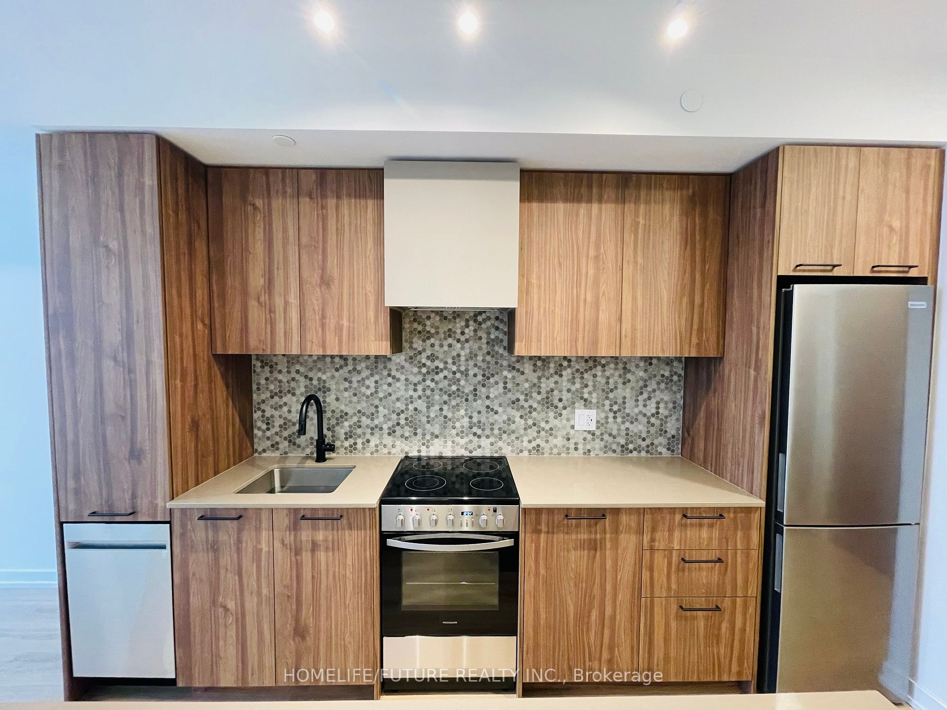 10 Lagerfeld Dr, #502