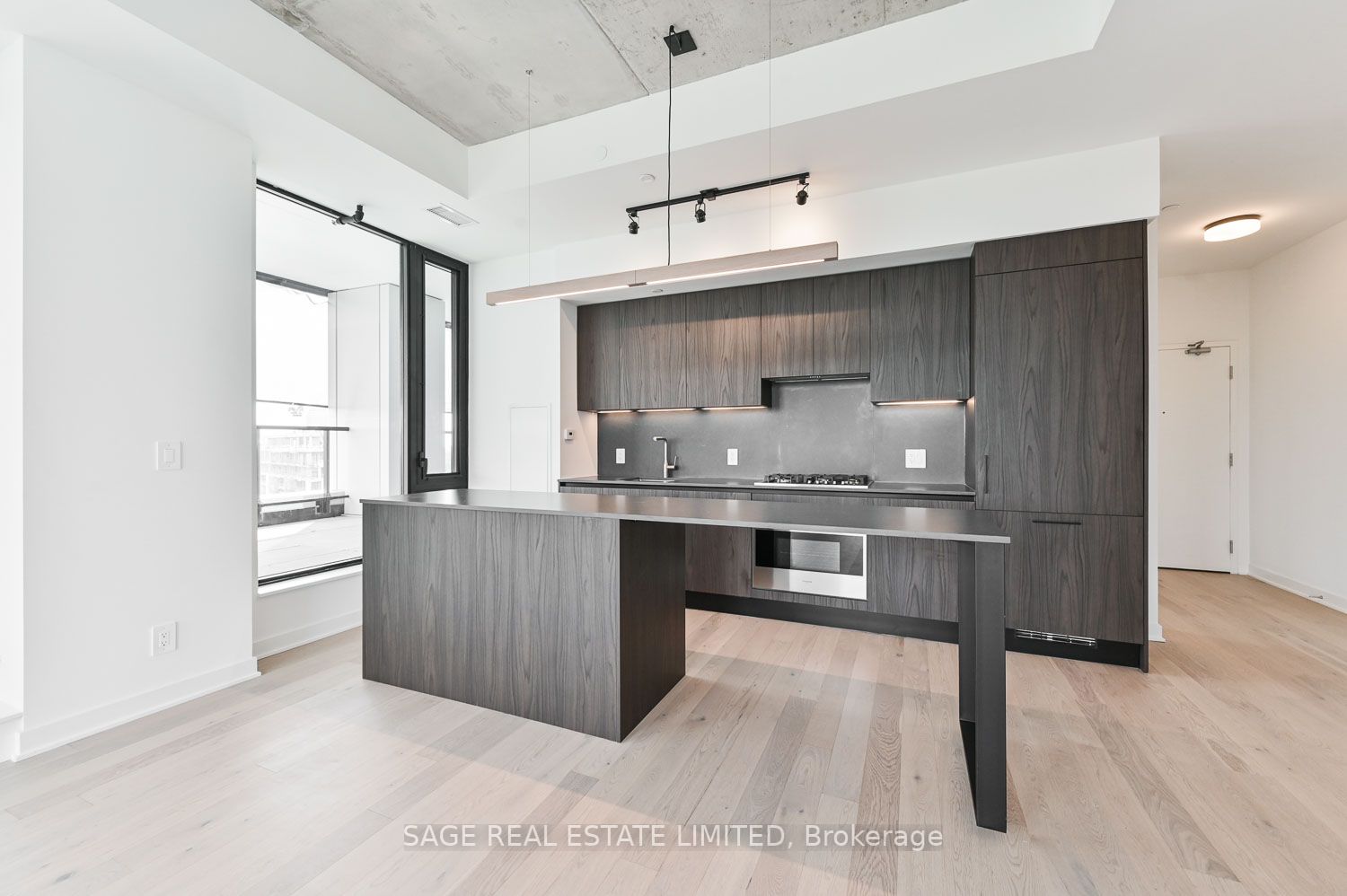 2720 Dundas St W, #811