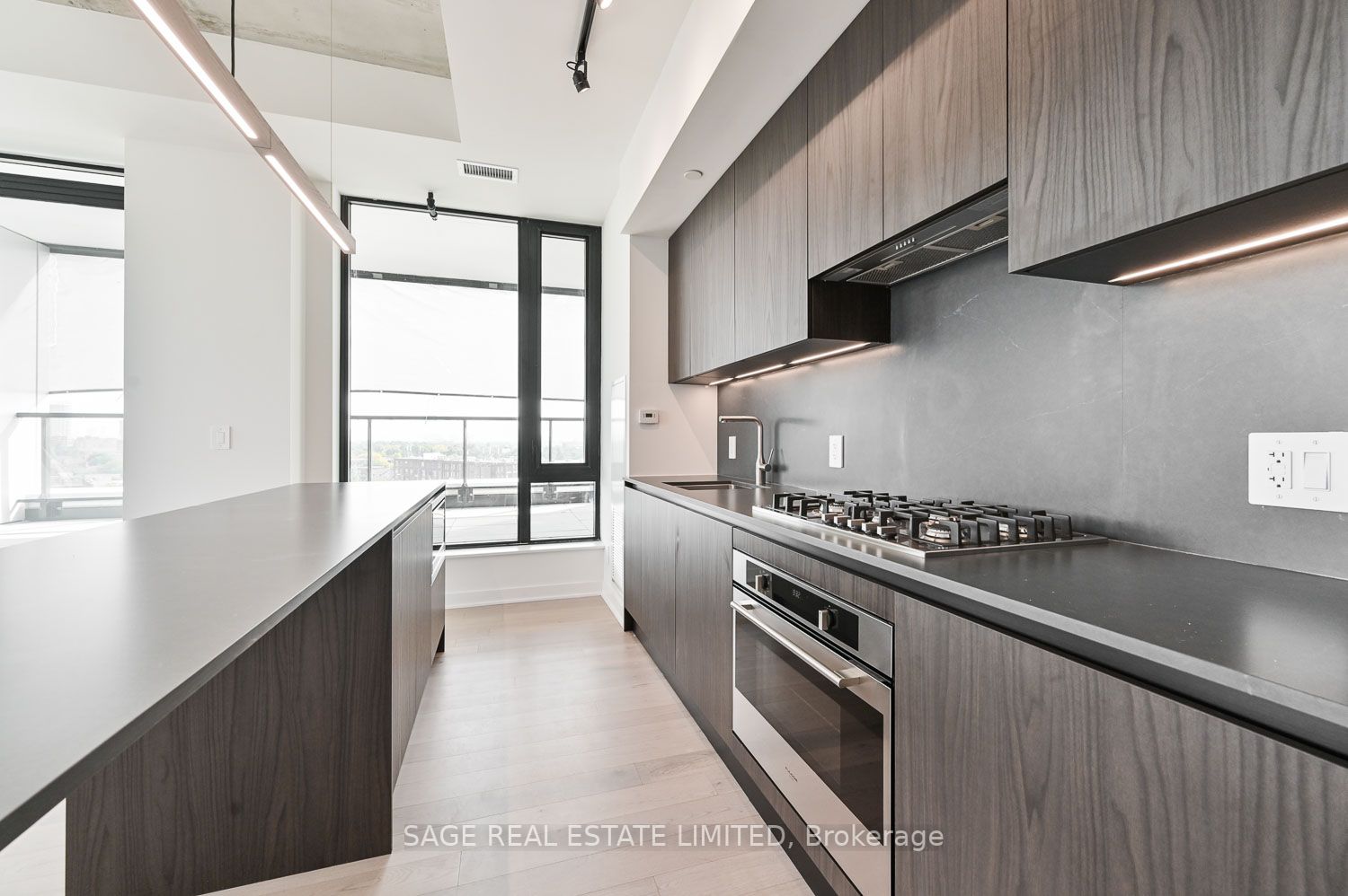 2720 Dundas St W, #811