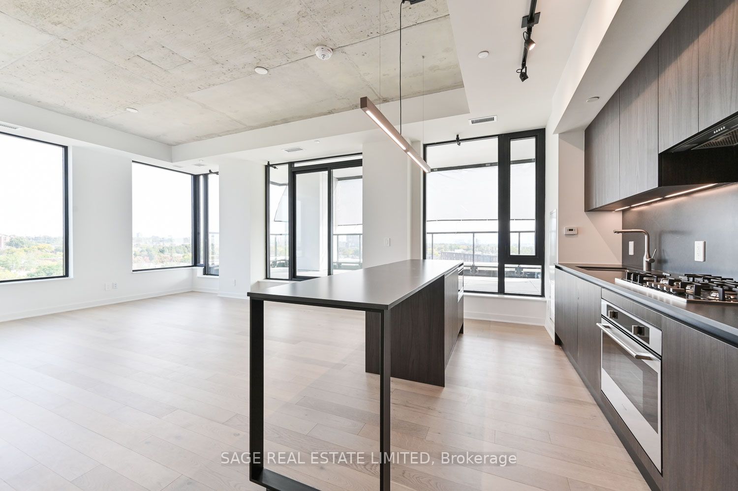 2720 Dundas St W, #811
