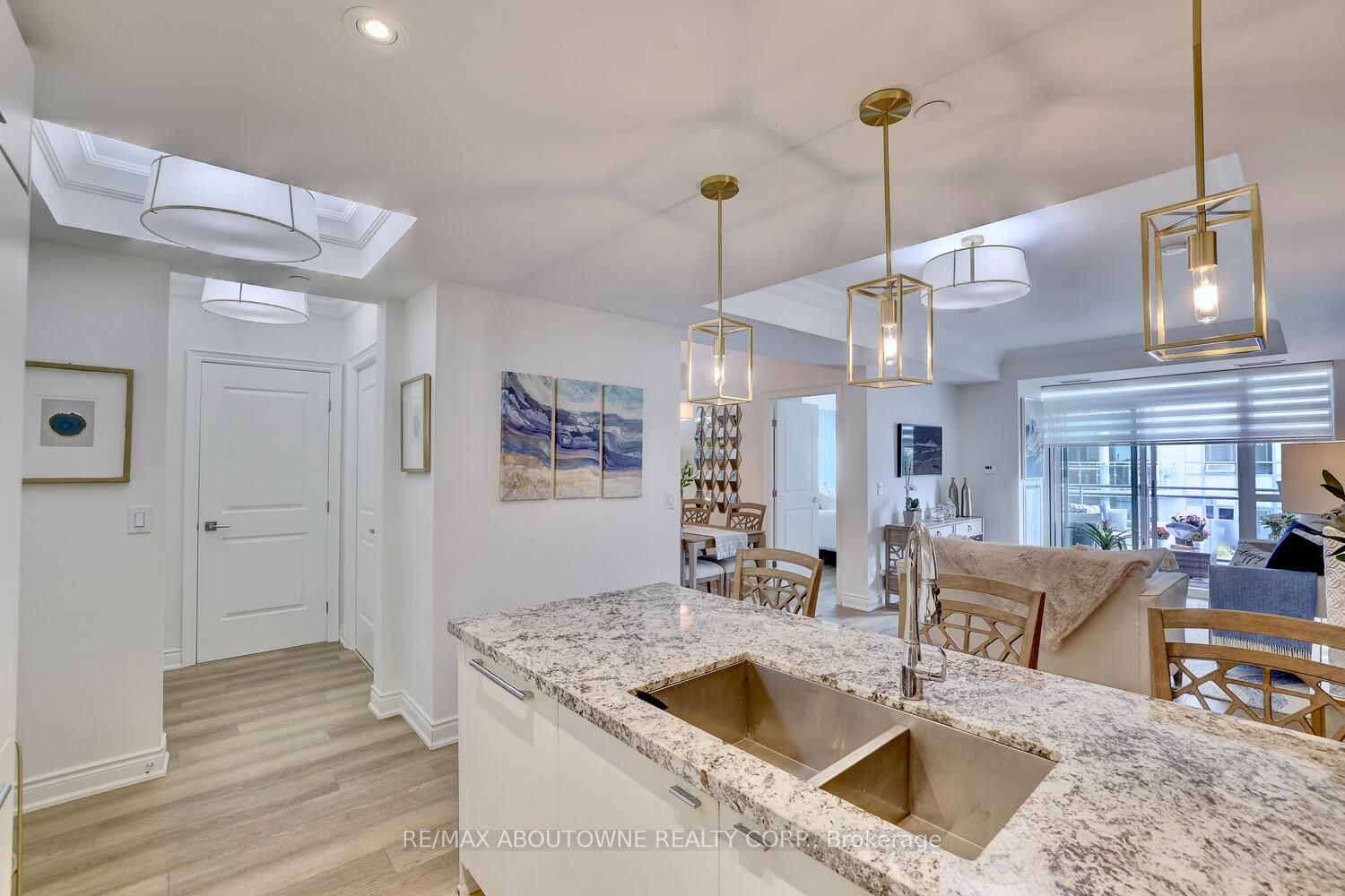 3500 Lakeshore Rd W, #325