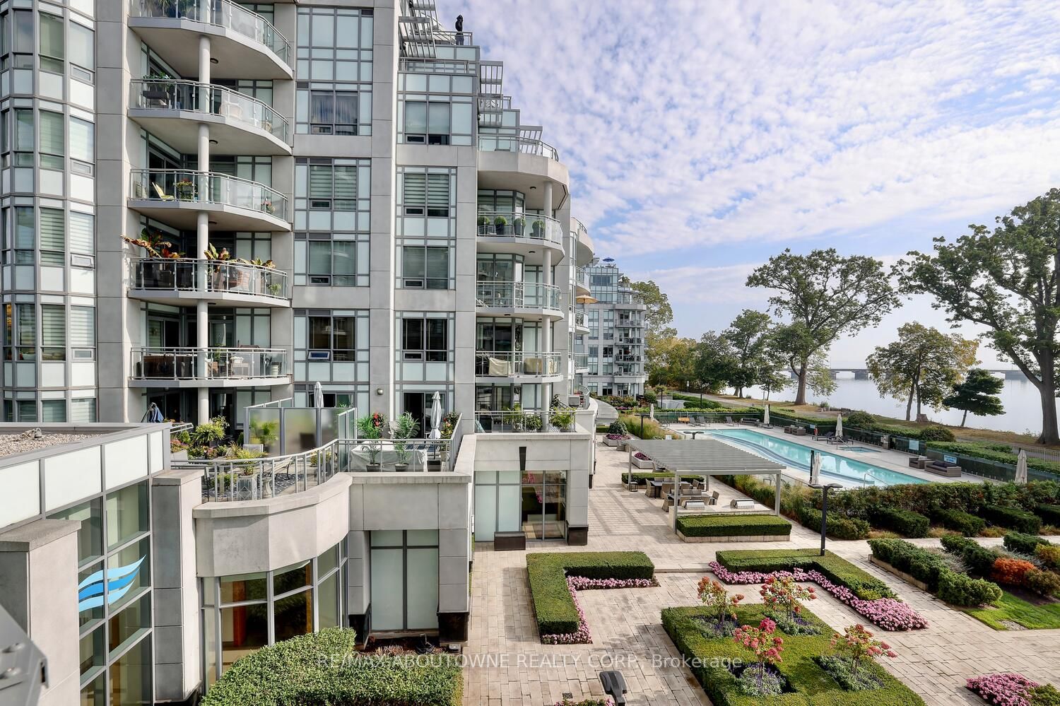 3500 Lakeshore Rd W, #325