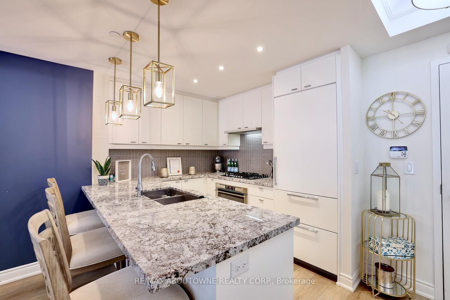 3500 Lakeshore Rd W, #325