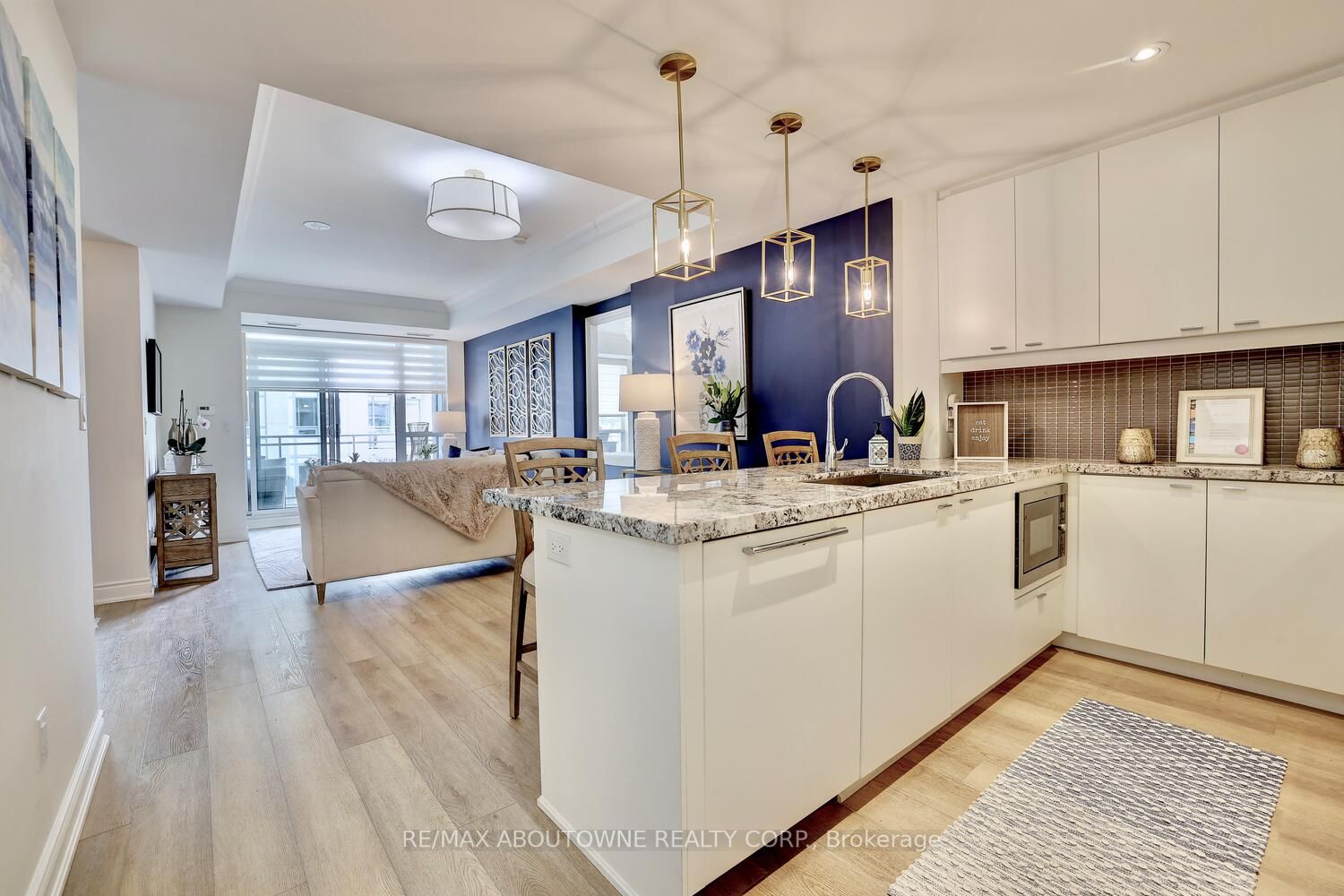 3500 Lakeshore Rd W, #325