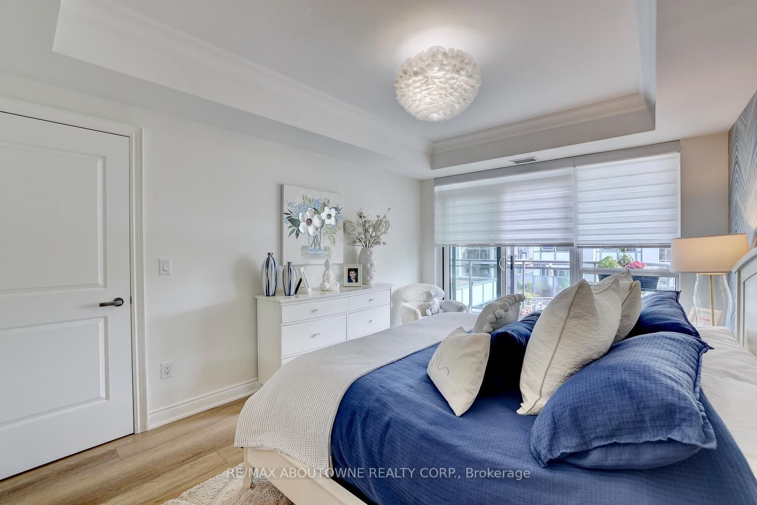 3500 Lakeshore Rd W, #325