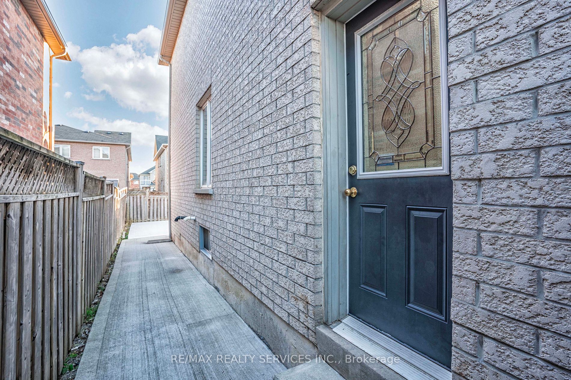 109 Crystal Glen Cres