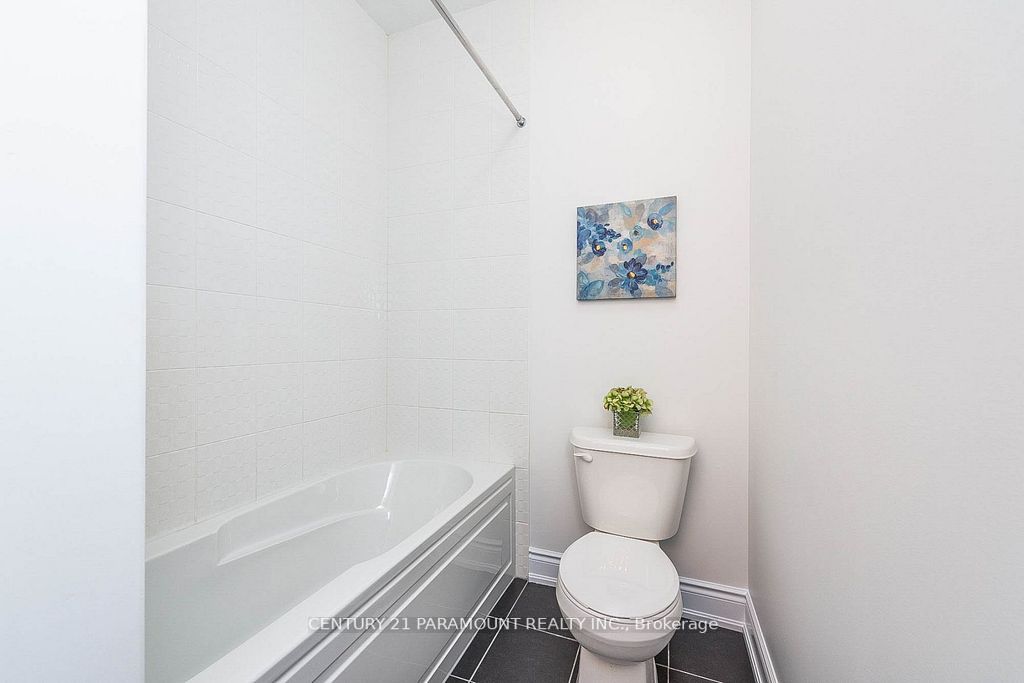 28 Lowell Cres