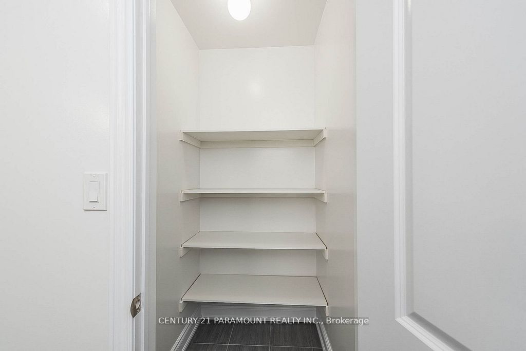 28 Lowell Cres
