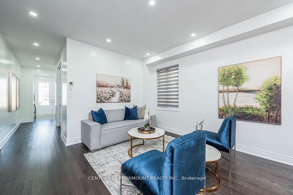 28 Lowell Cres
