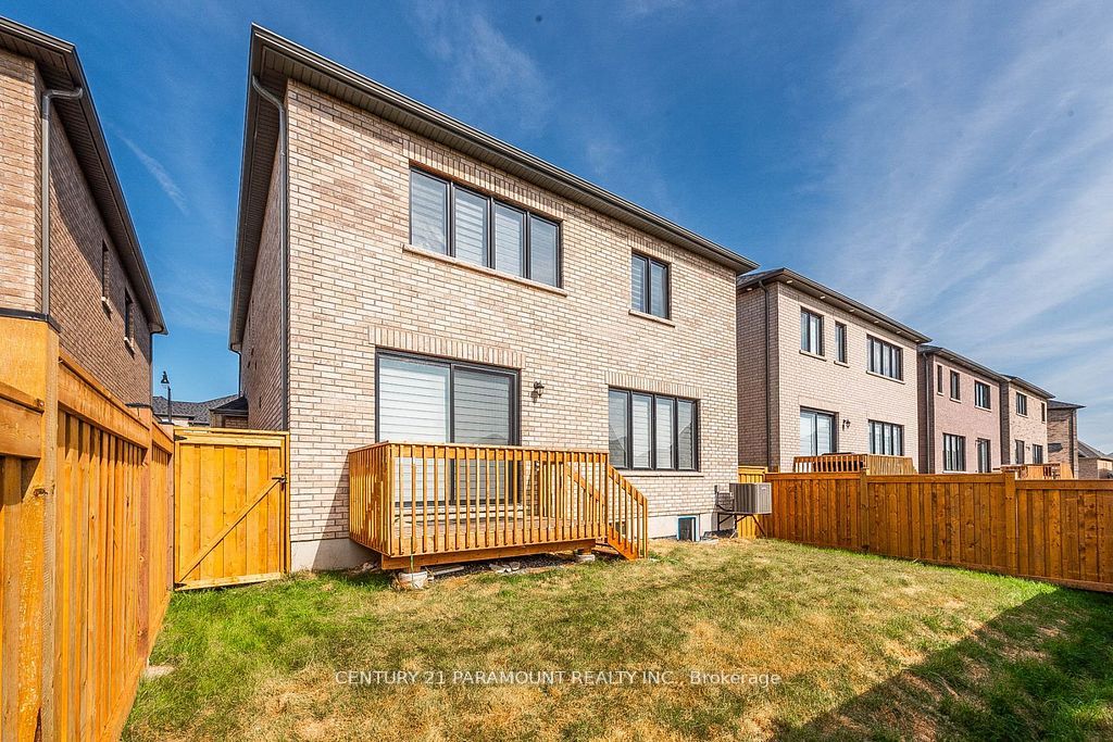 28 Lowell Cres