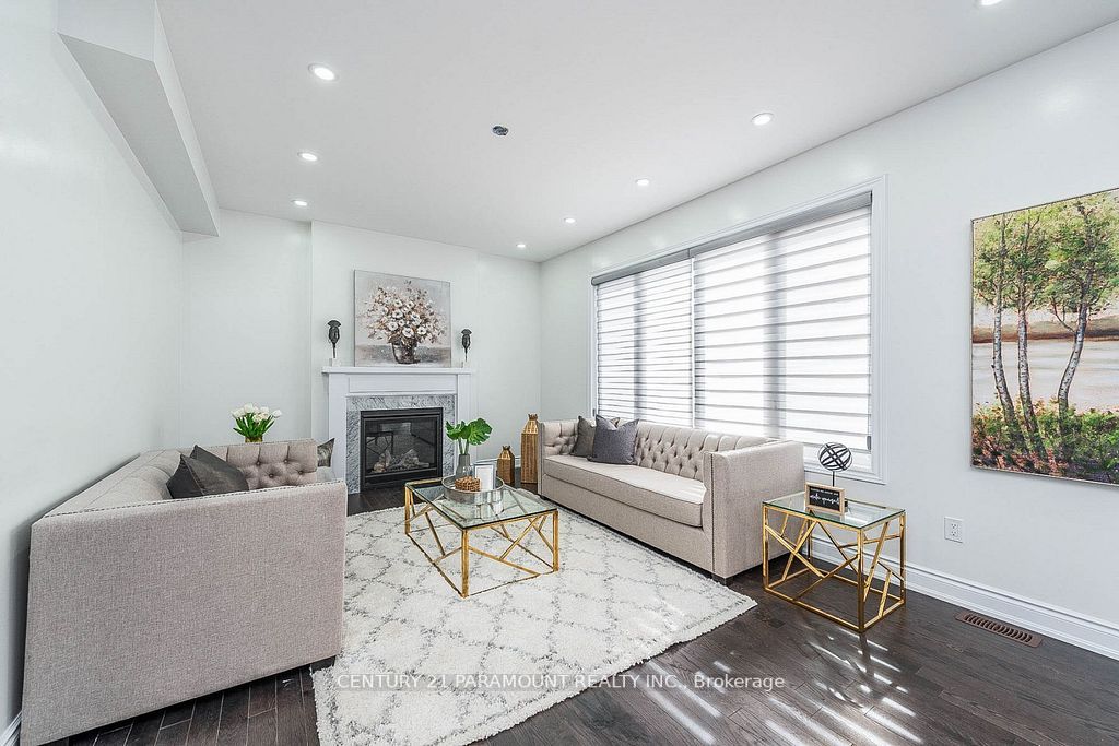 28 Lowell Cres