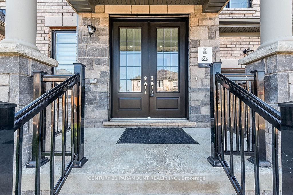 28 Lowell Cres
