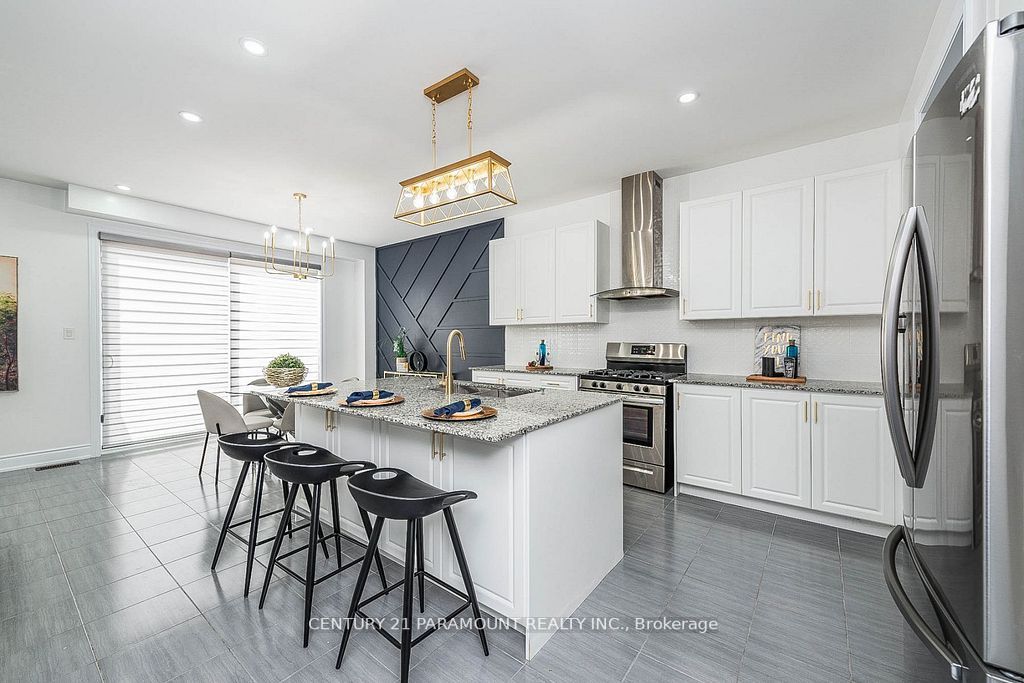 28 Lowell Cres