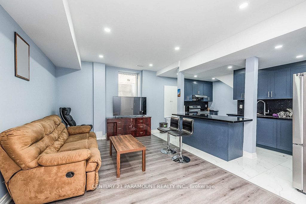 28 Lowell Cres