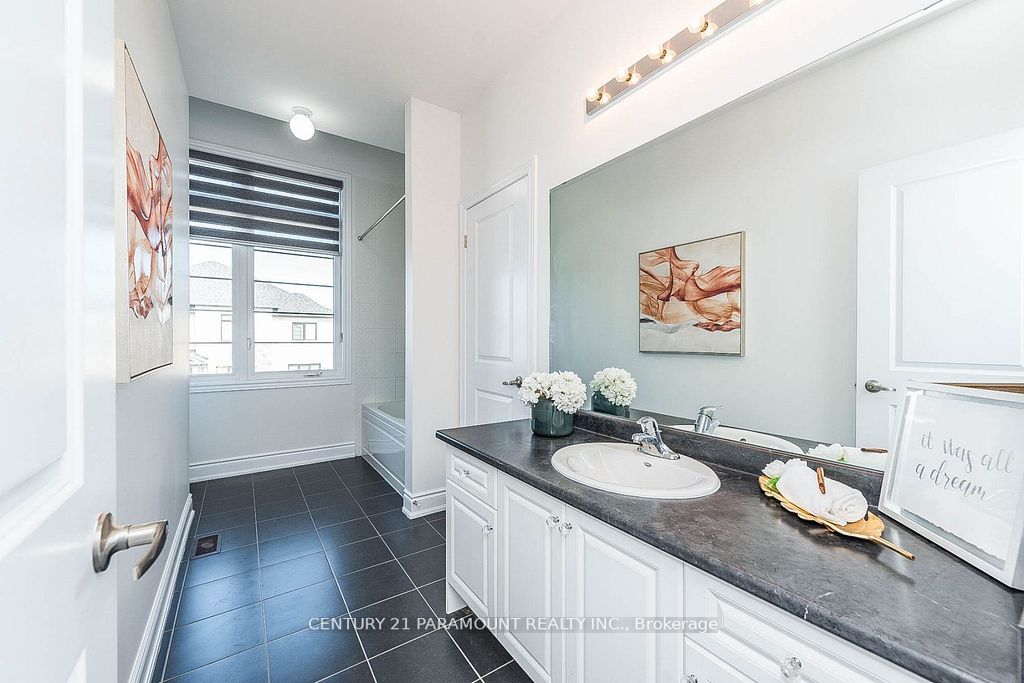 28 Lowell Cres