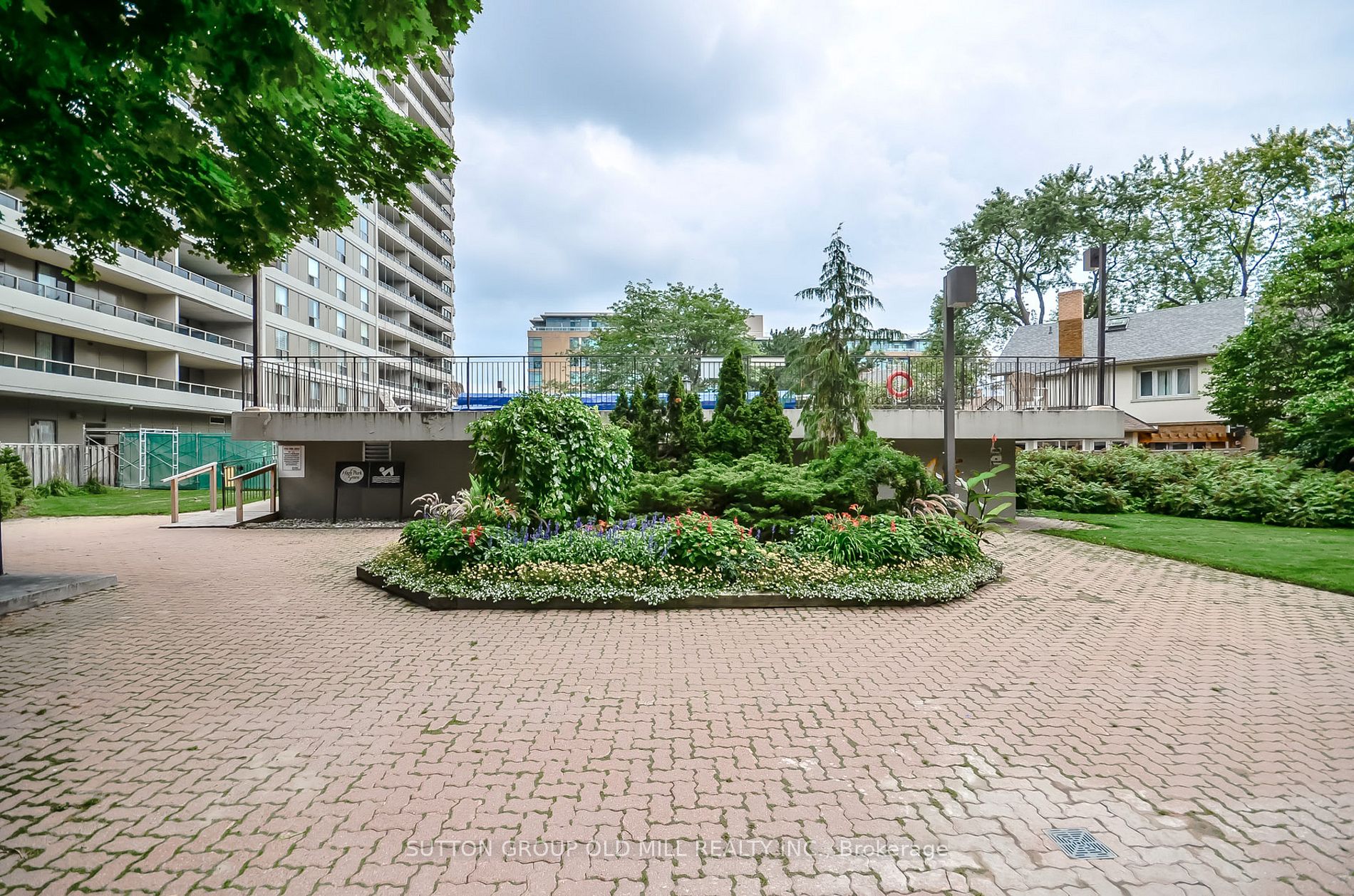 80 Quebec Ave, #404