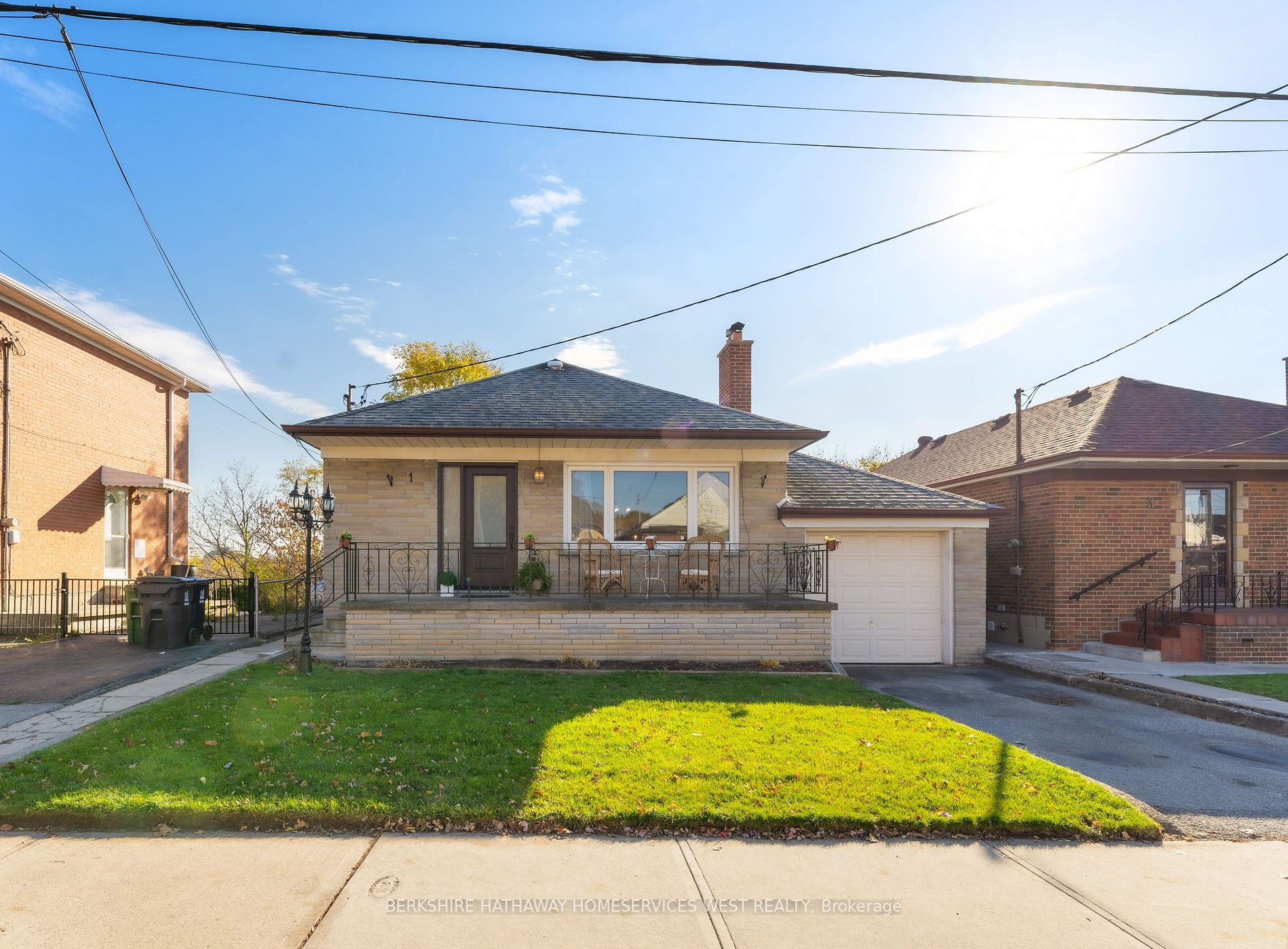 1 Deakin Ave