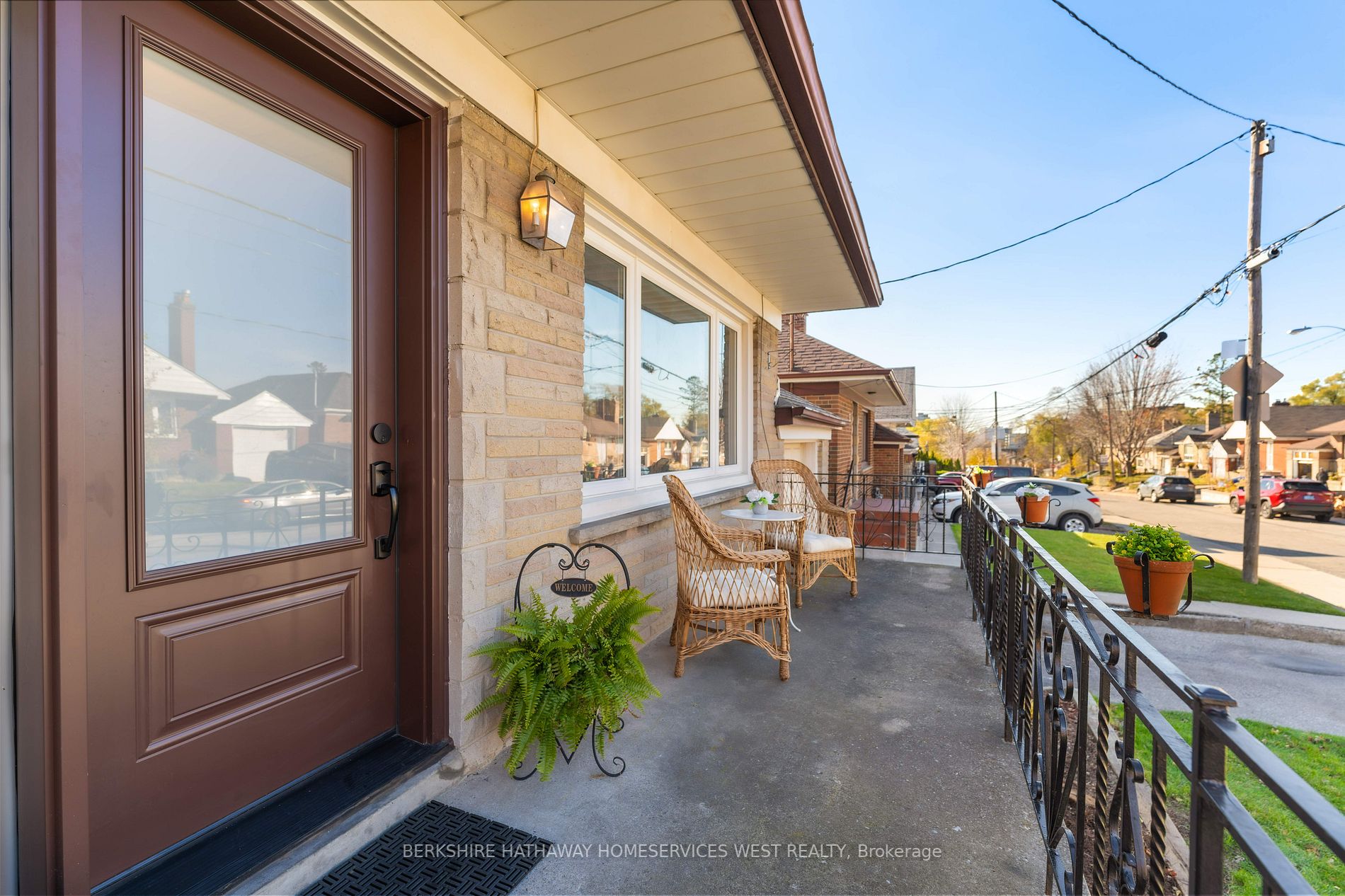 1 Deakin Ave
