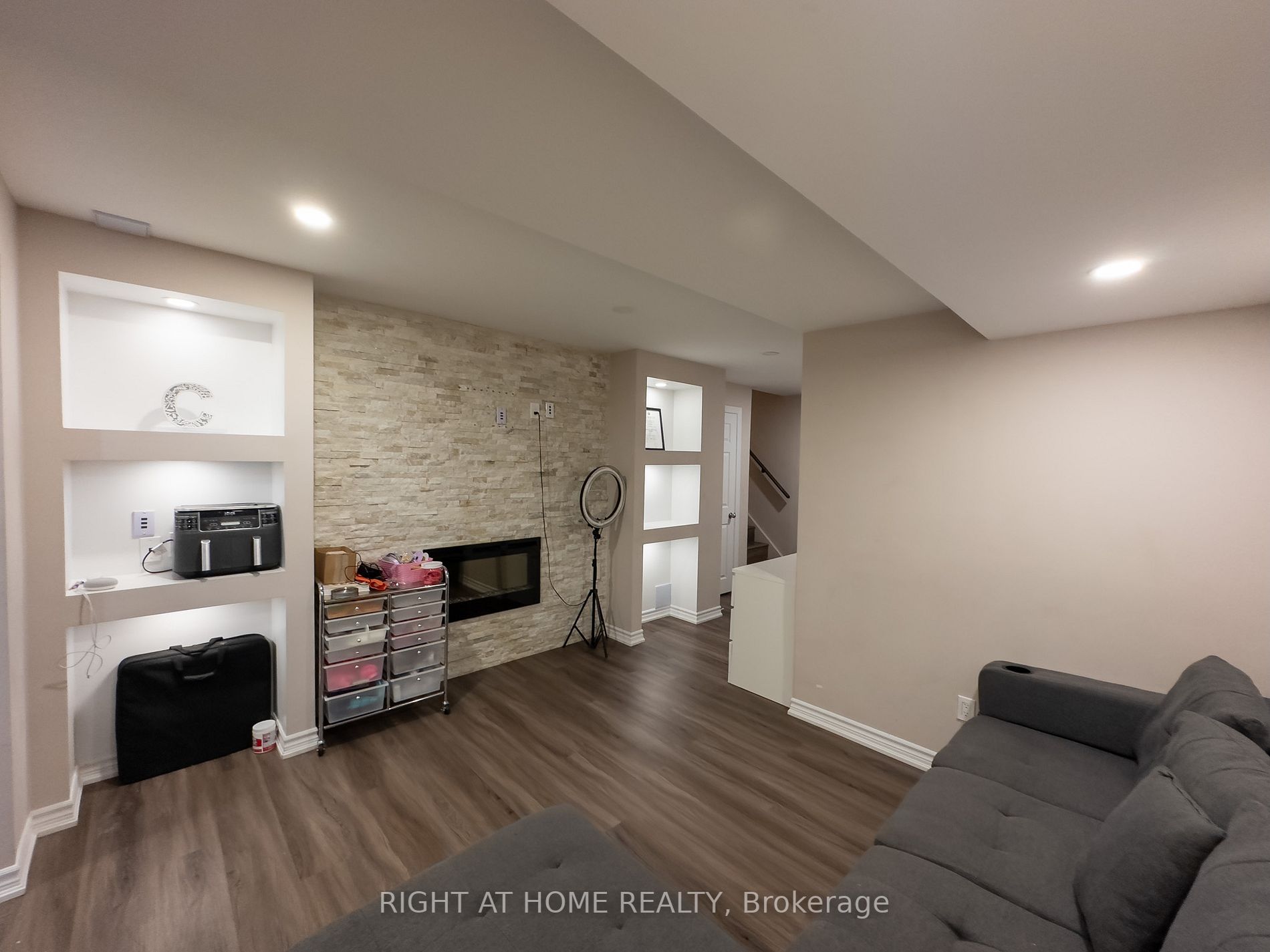 30 Pauline Cres, #6