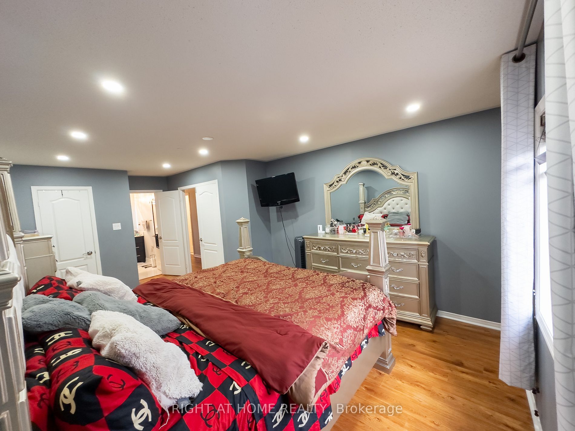 30 Pauline Cres, #6