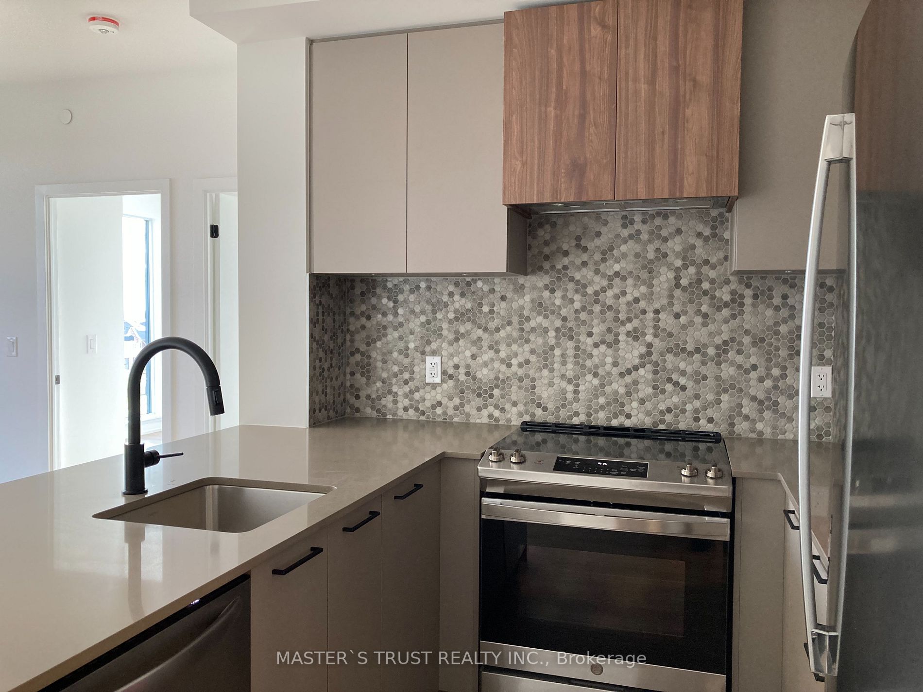 10 Lagerfeld Dr, #413