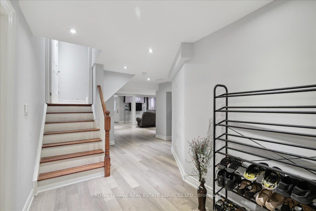 1519 Ballantrae Dr