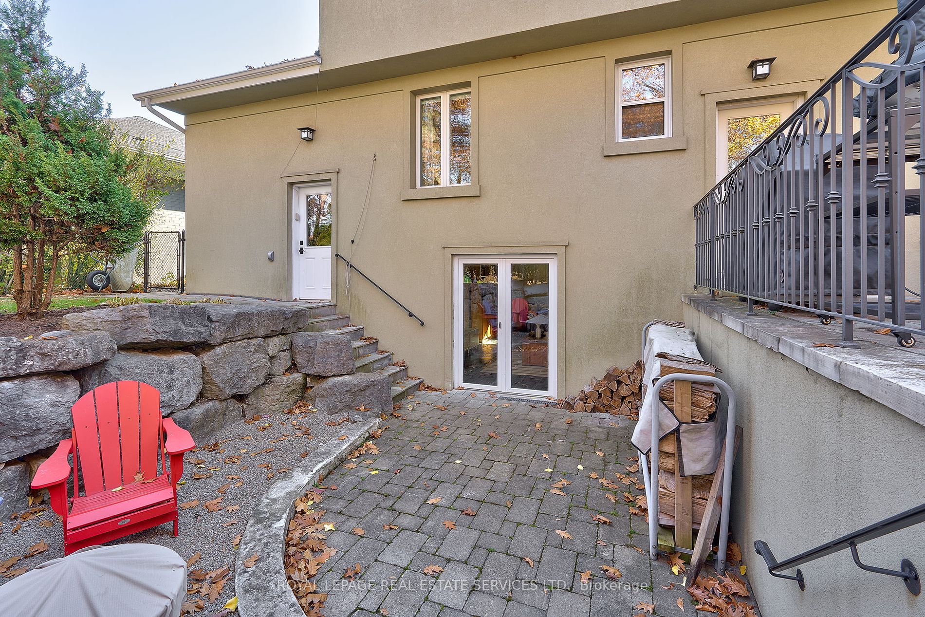 389 River Side Dr