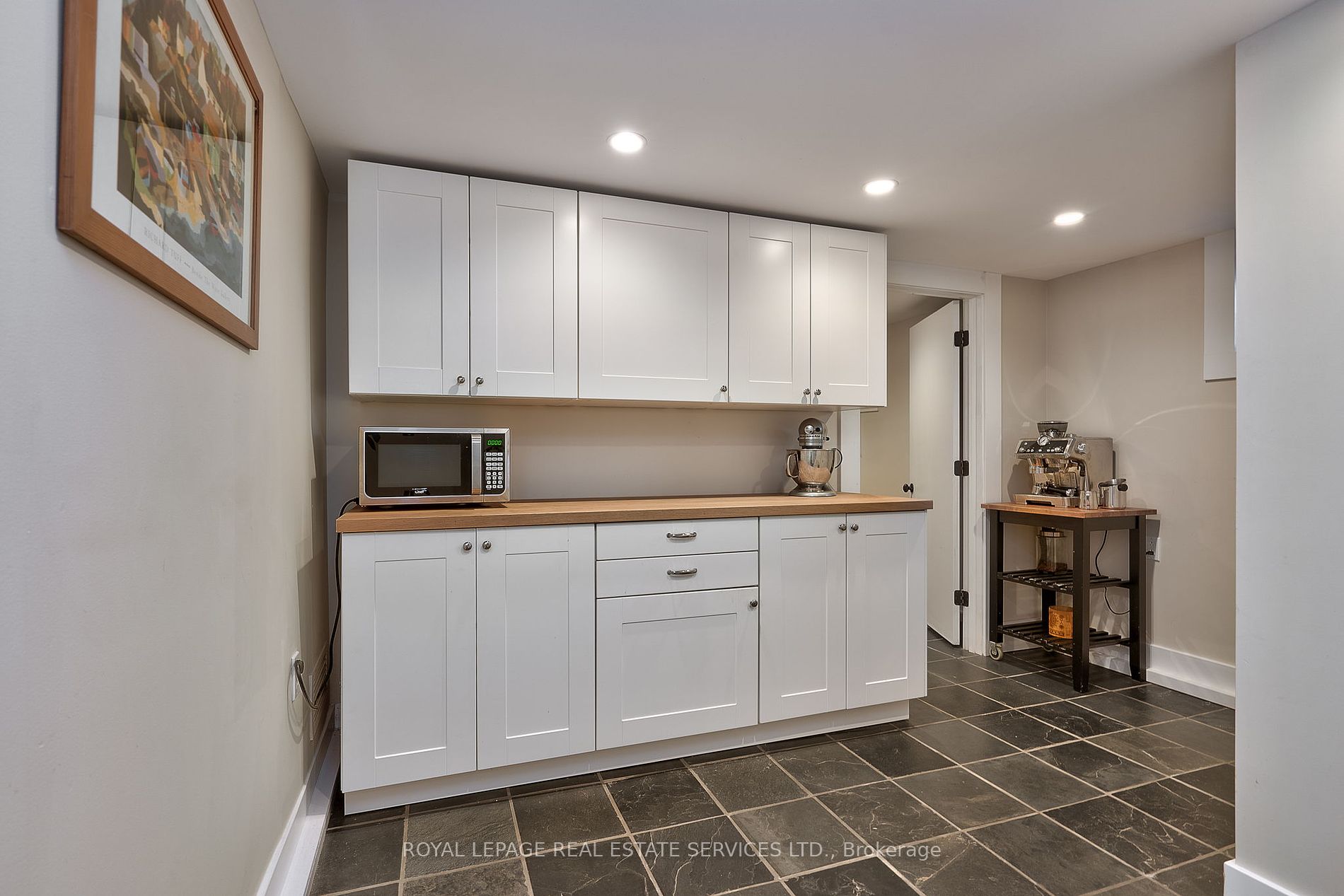 389 River Side Dr