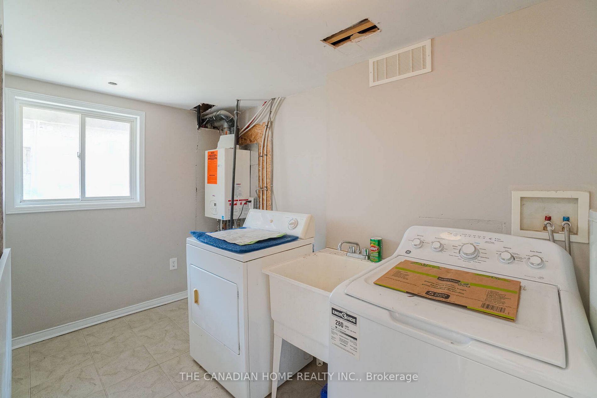 2439 Adamvale Cres