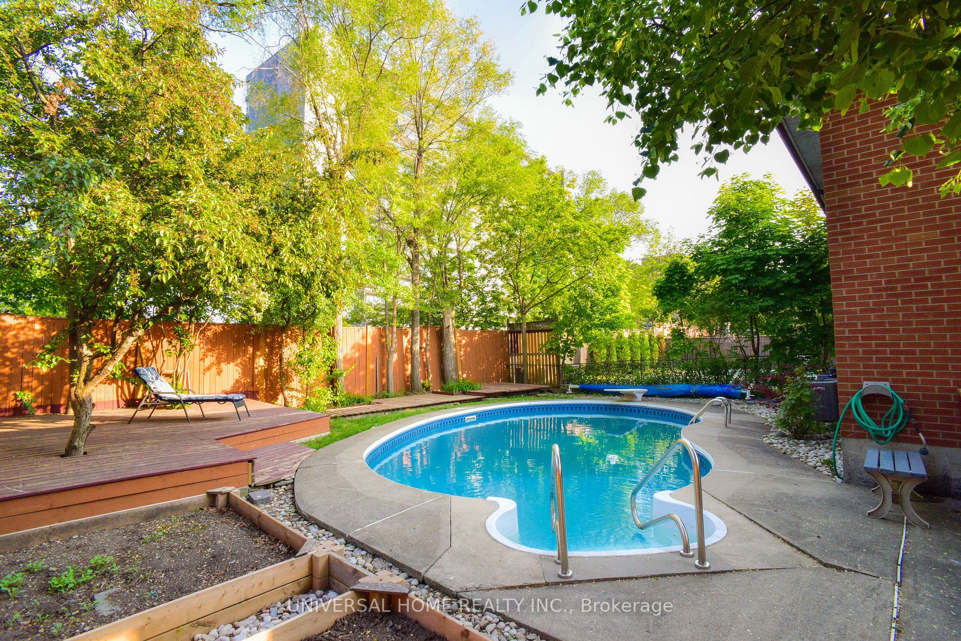 2068 Waycross Cres