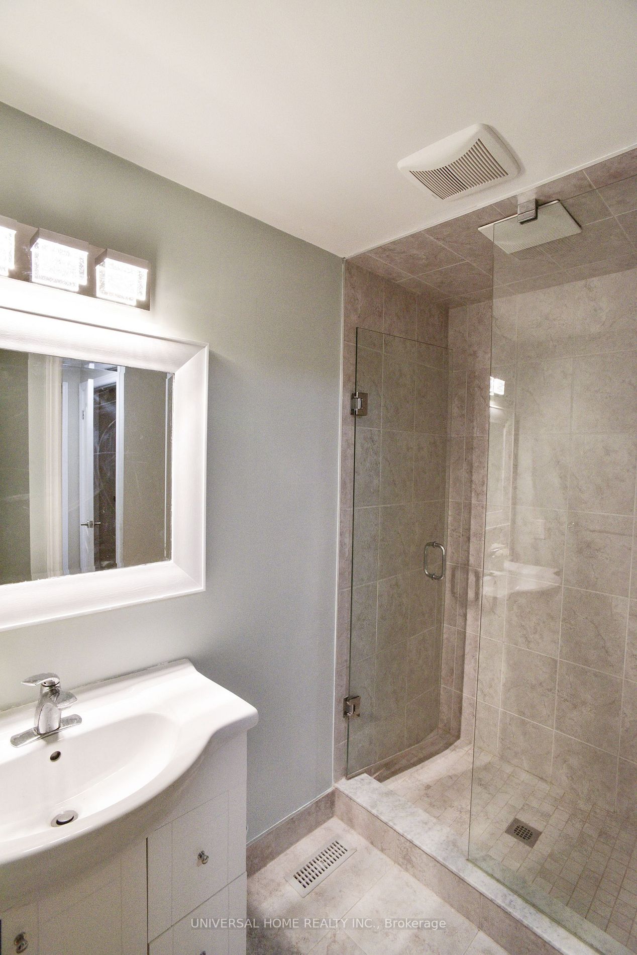 2068 Waycross Cres