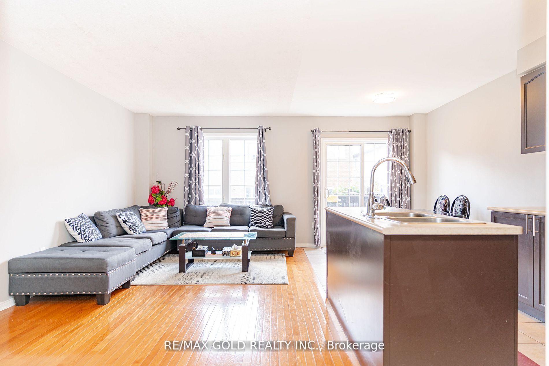 95 Crystalview Cres
