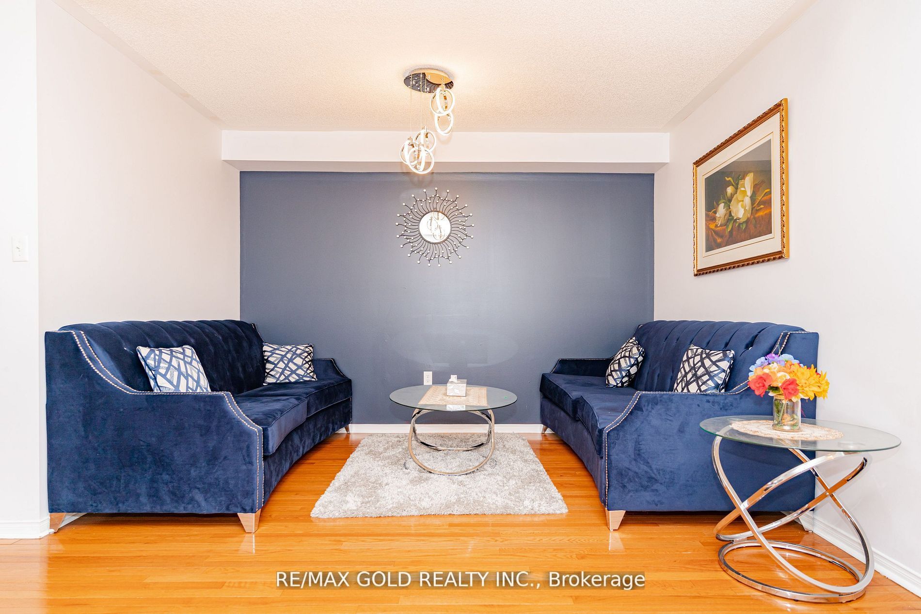 95 Crystalview Cres