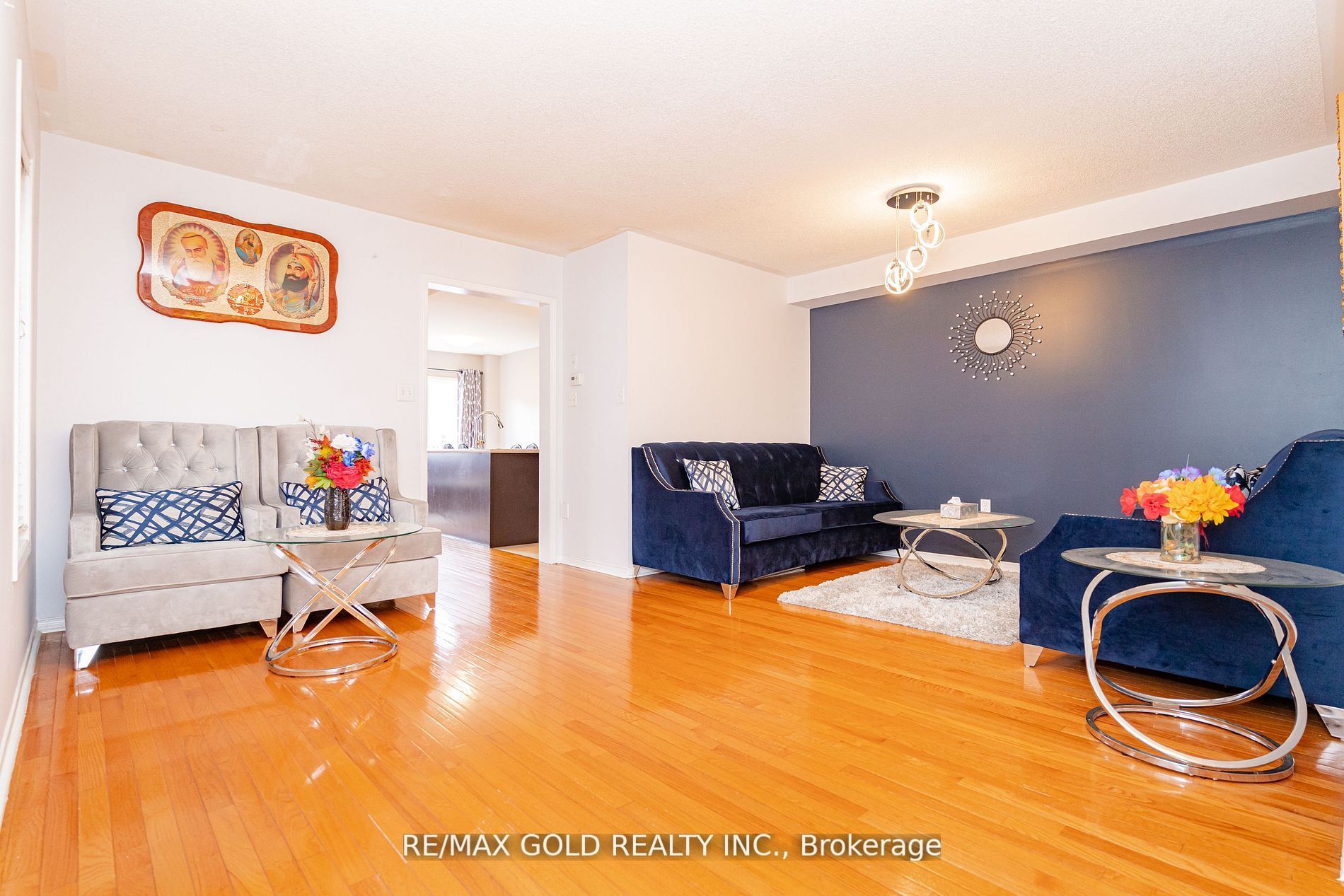 95 Crystalview Cres