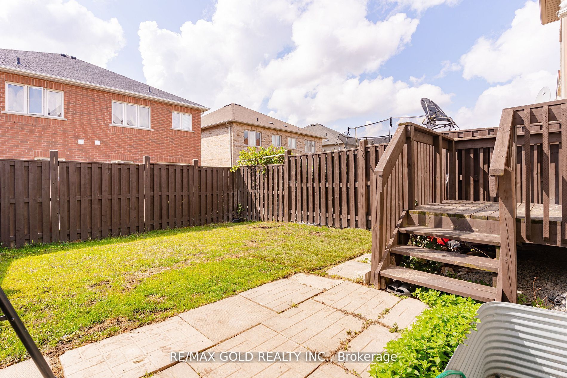 95 Crystalview Cres